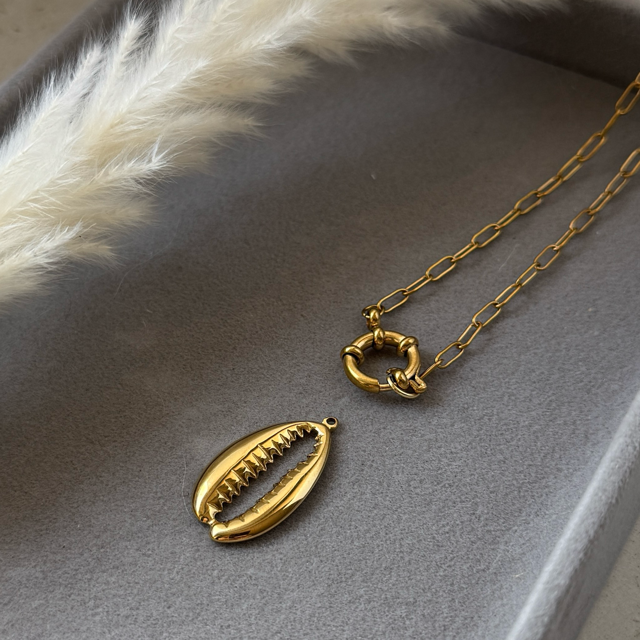 Cowrie Calm – Kauri-Muschel-Anhänger aus Edelstahl | Boho & Beach Vibes | Gold