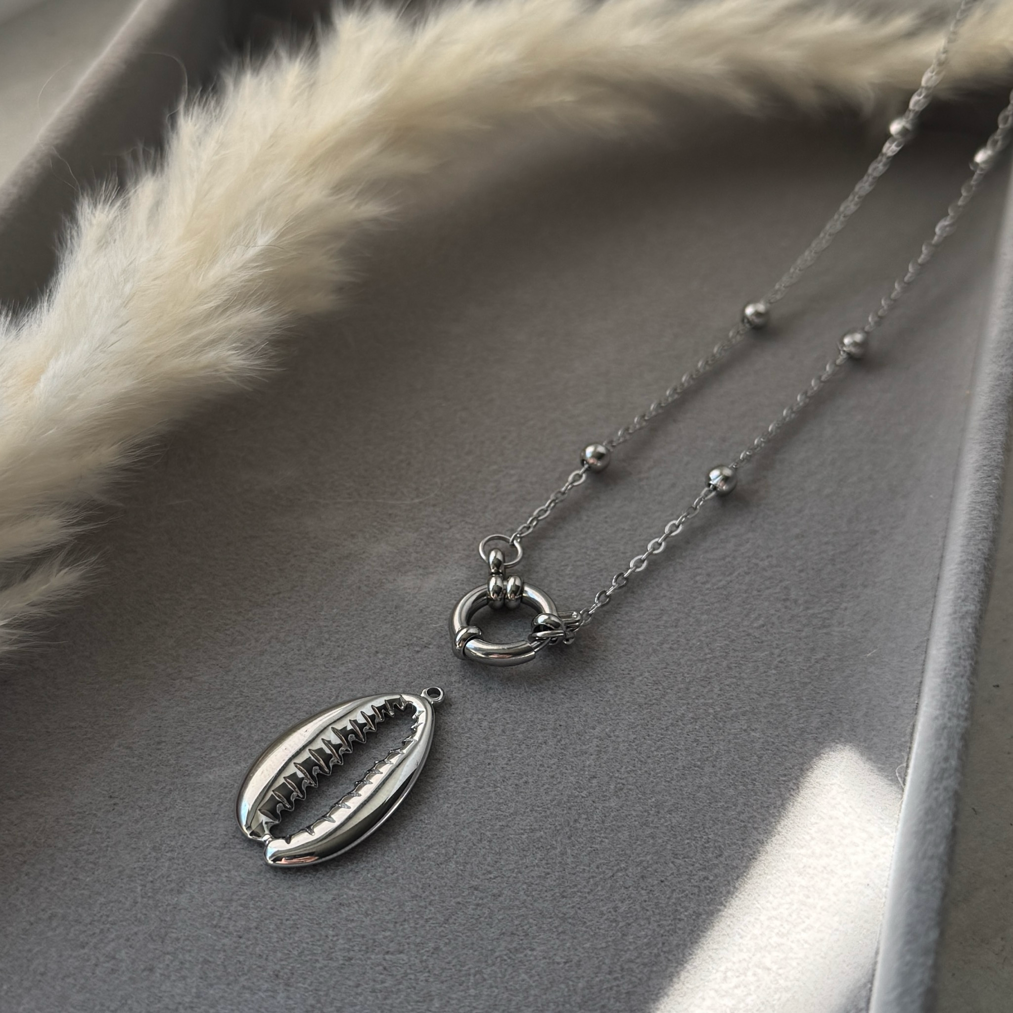 Cowrie Calm – Kauri-Muschel-Anhänger aus Edelstahl | Boho & Beach Vibes | Silber