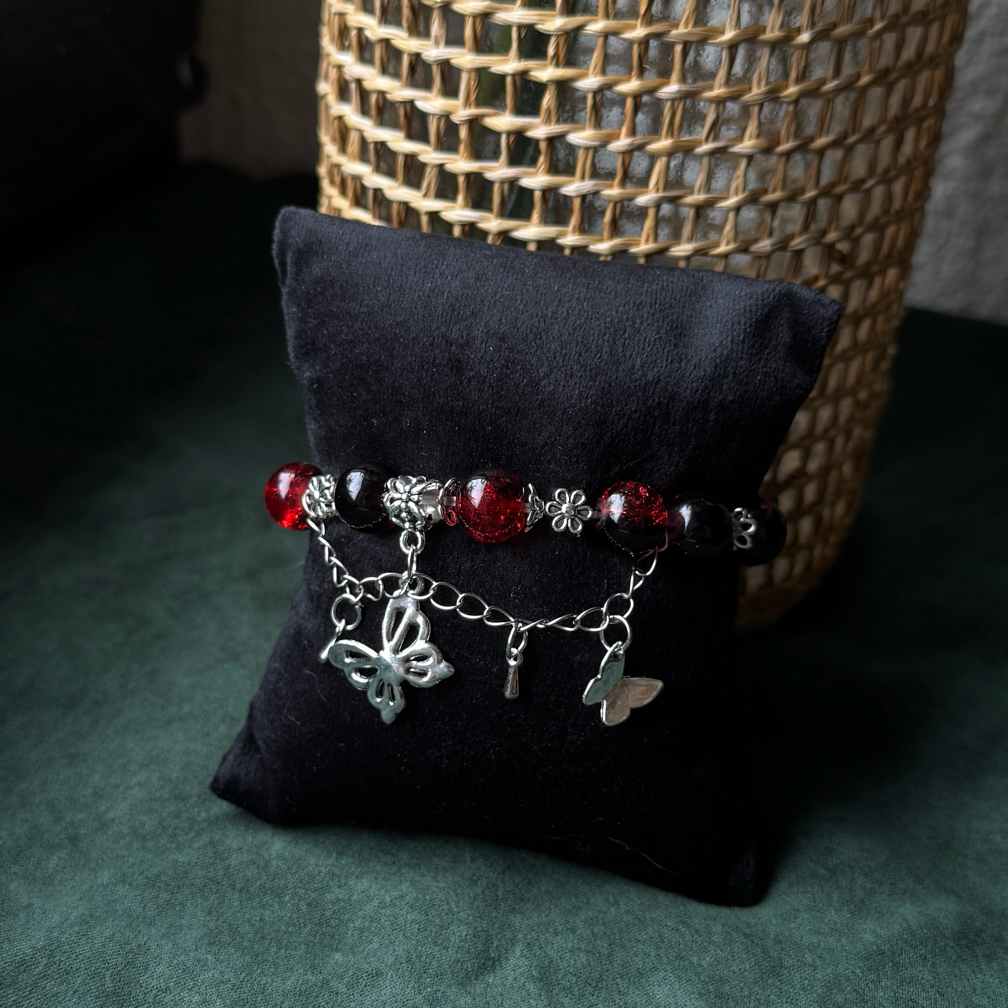 Crimson Dreams – Rotes Perlenarmband mit Schmetterlings-Charms