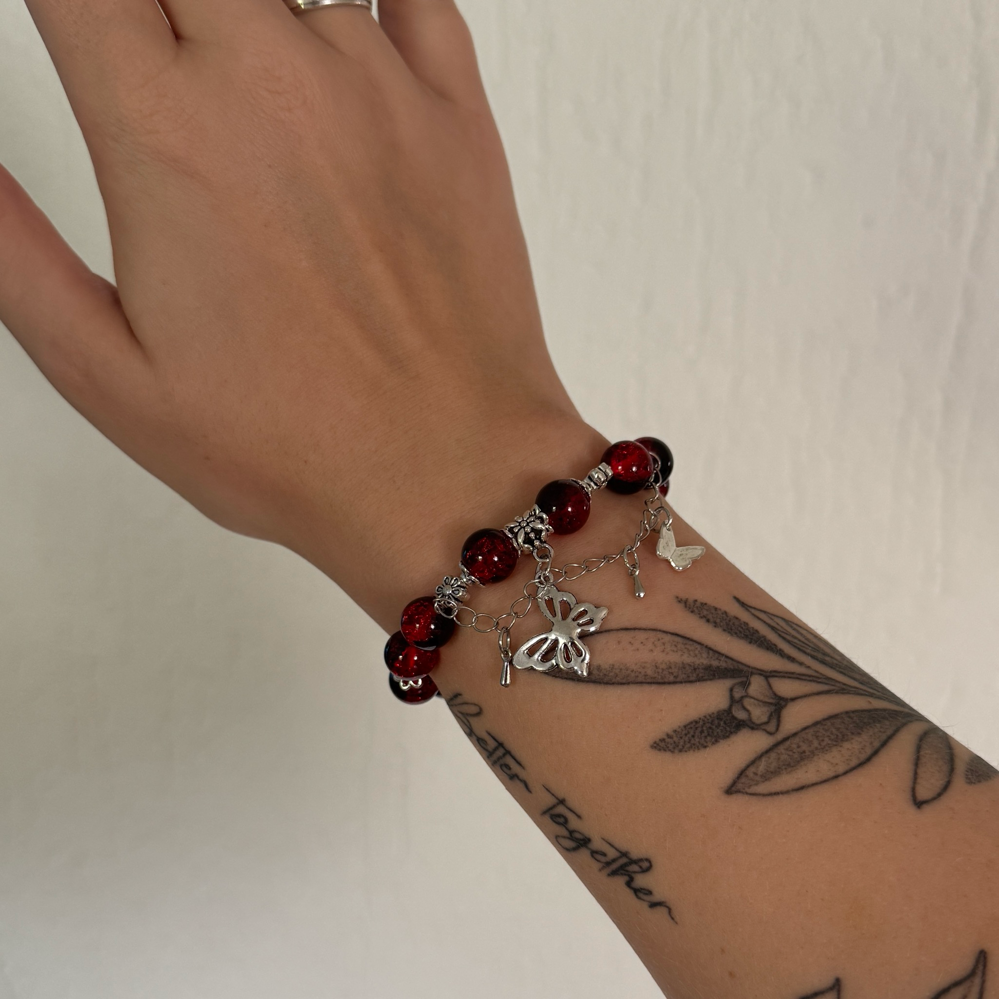 Crimson Dreams – Rotes Perlenarmband mit Schmetterlings-Charms