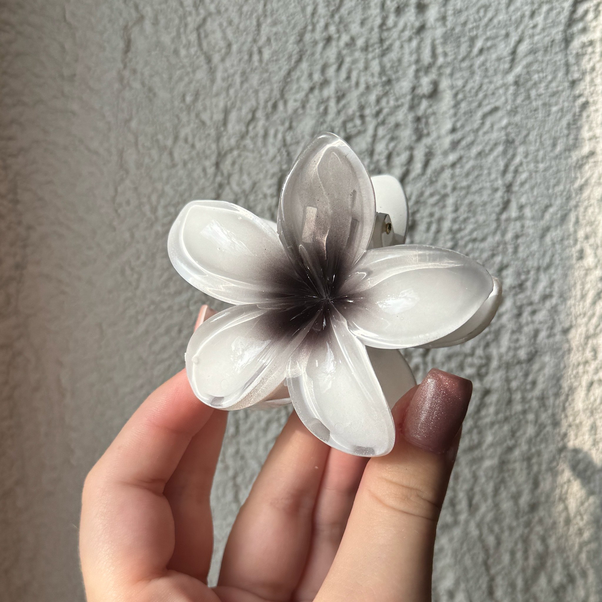 Crystal White Flower – Acryl-Haarspange in Blumenform