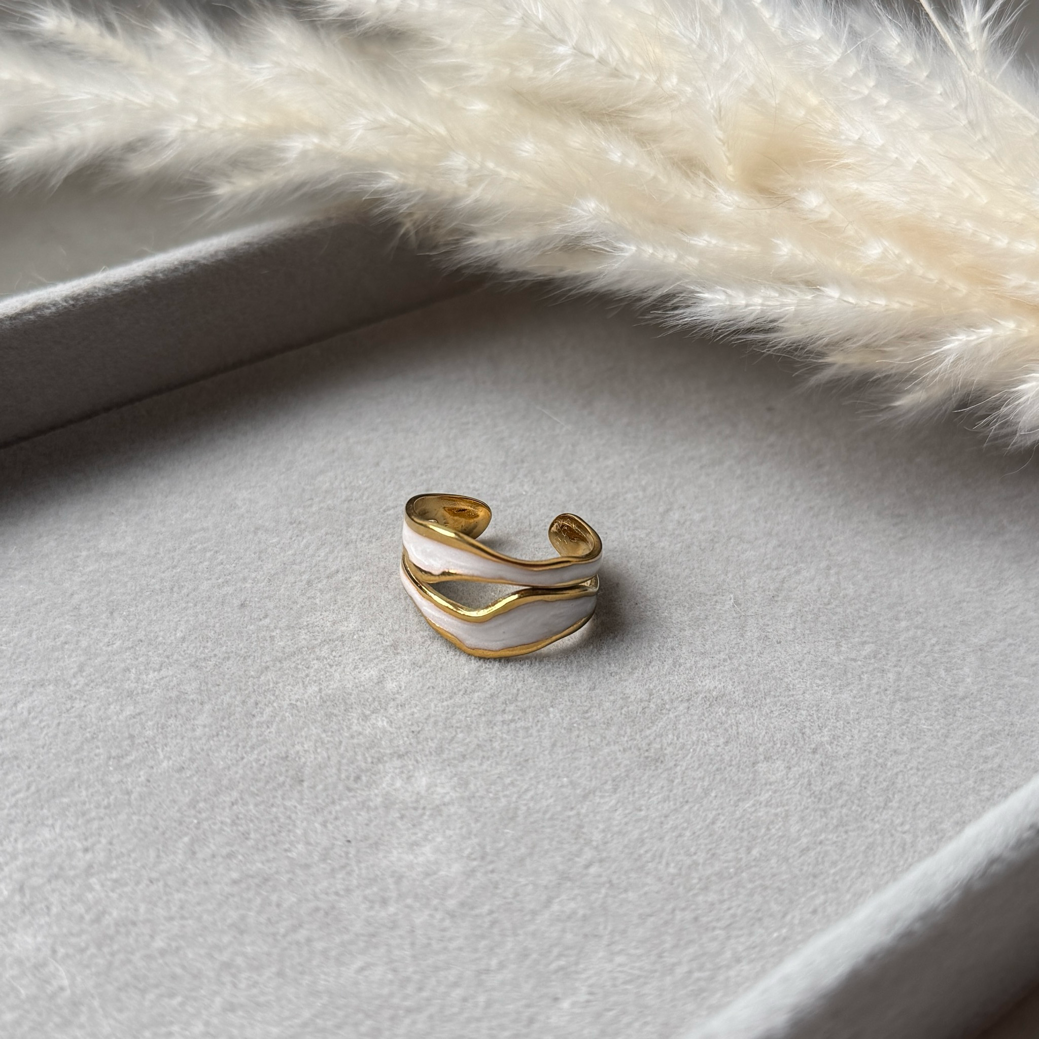 Daylight Tide – Edelstahl Ring mit weiß-goldenem Wellen-Design
