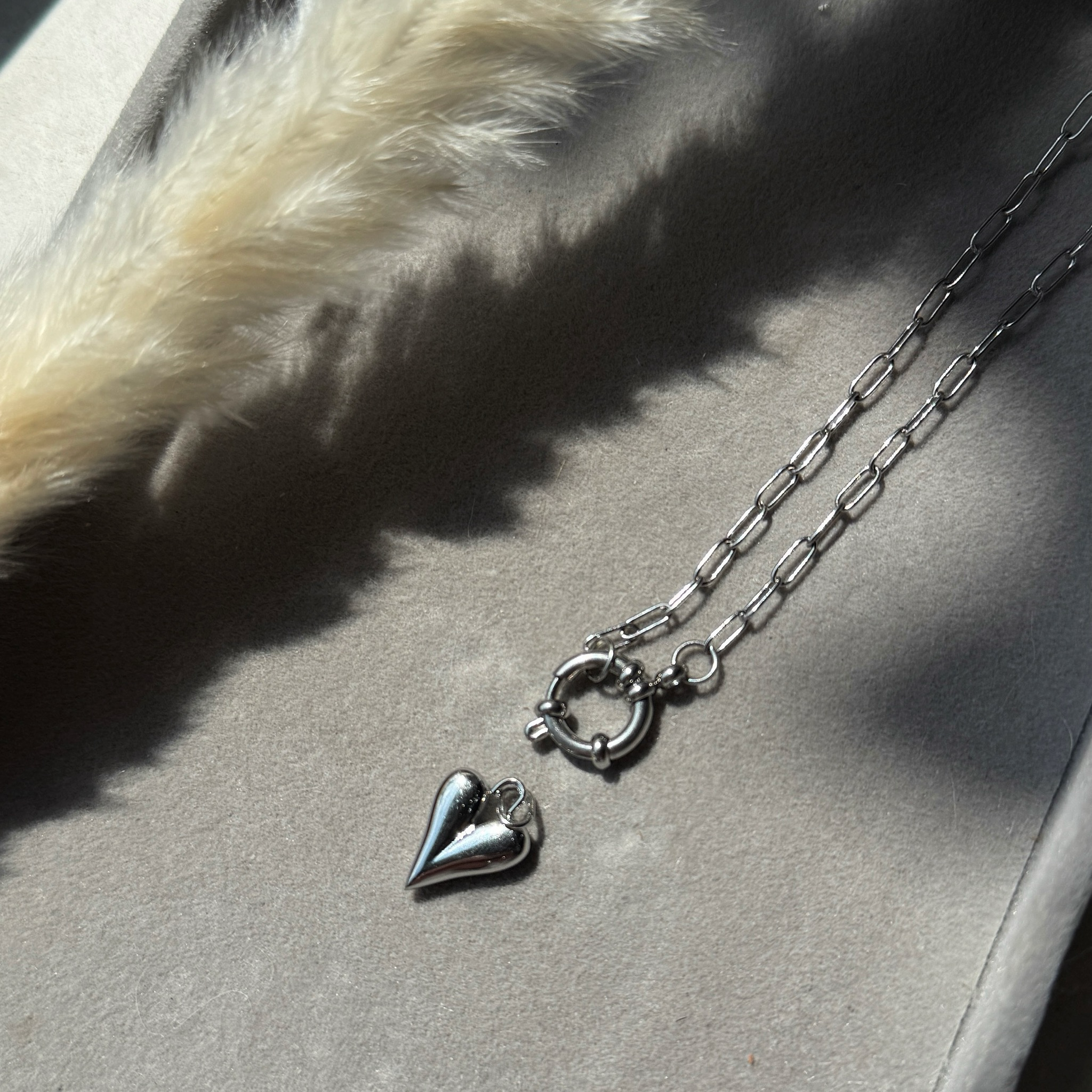 Double Flame – Charm-Anhänger mit Flammenherz-Design | Silber