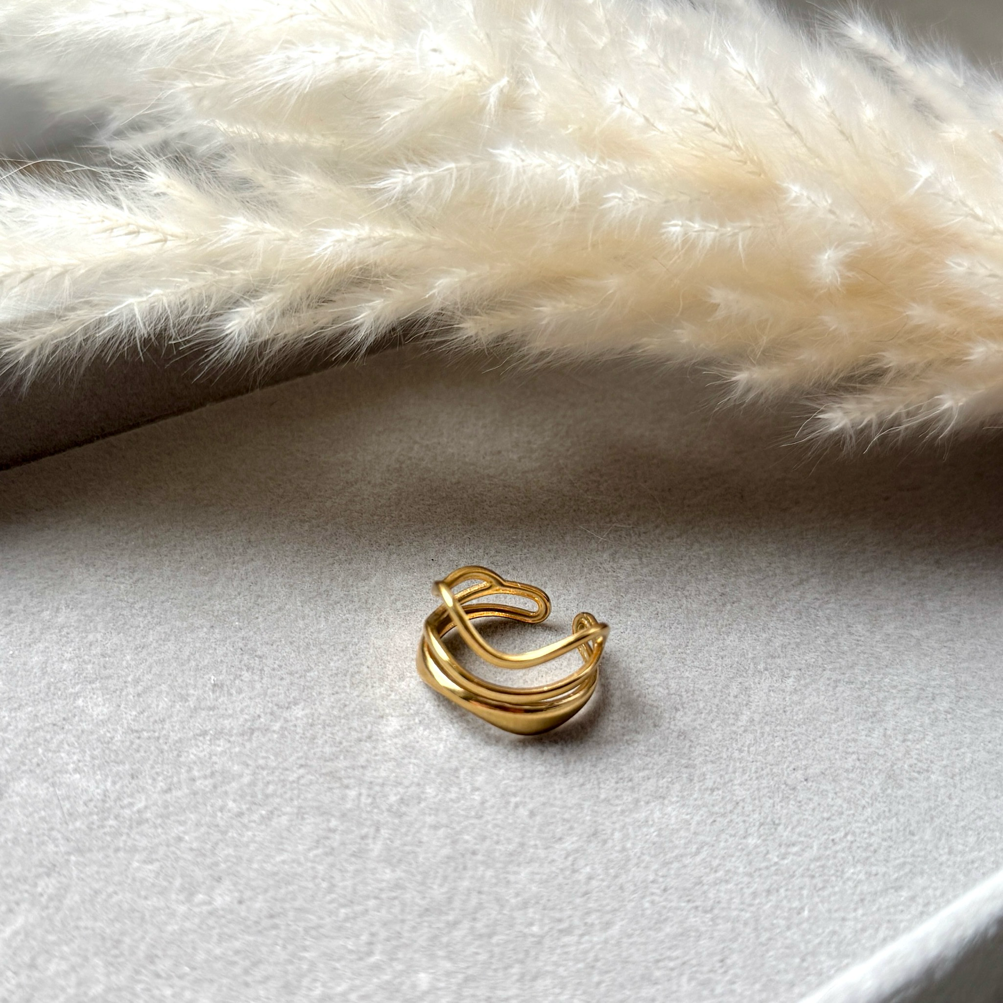 Elara Shine – Edelstahlring in Gold mit offenen Linien