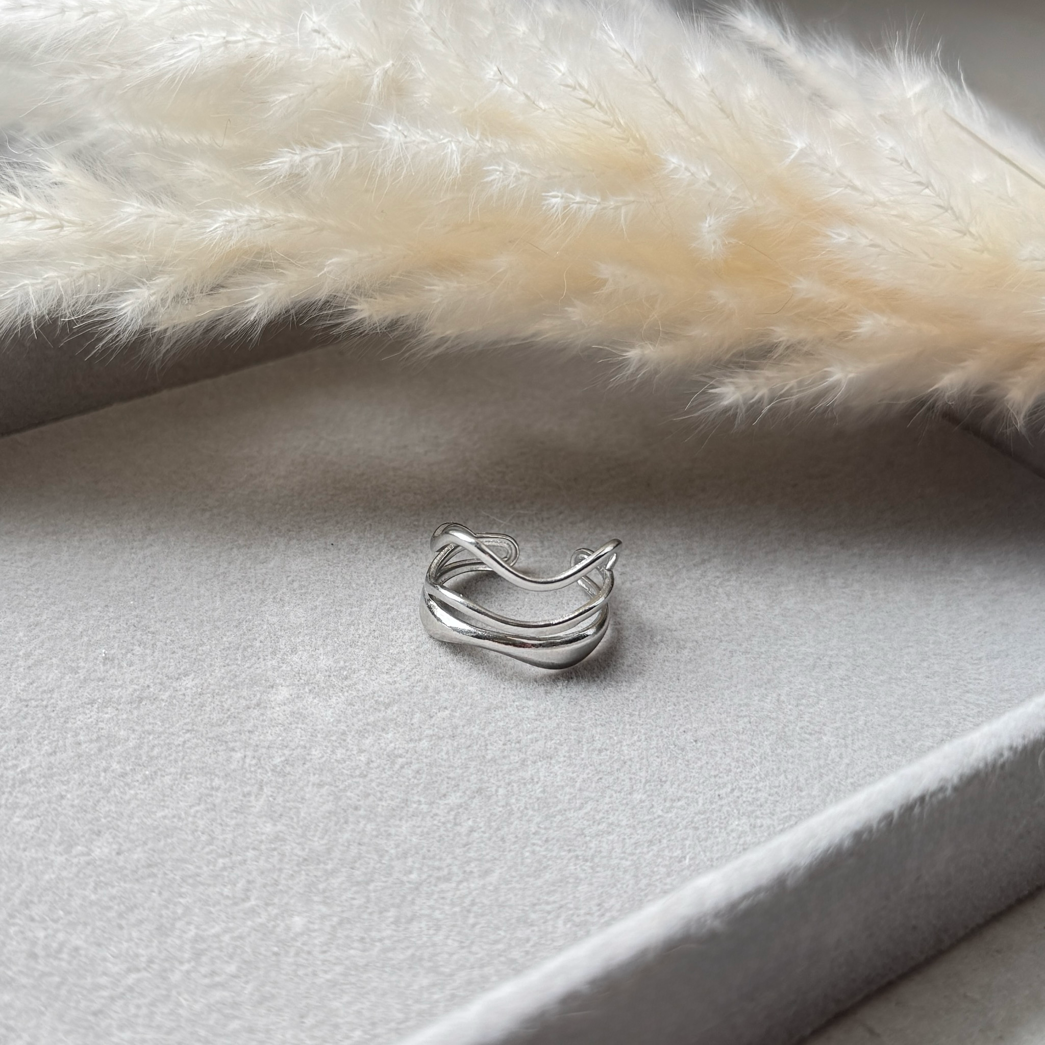 Elara Shine – Edelstahlring in Silber mit offenen Linien