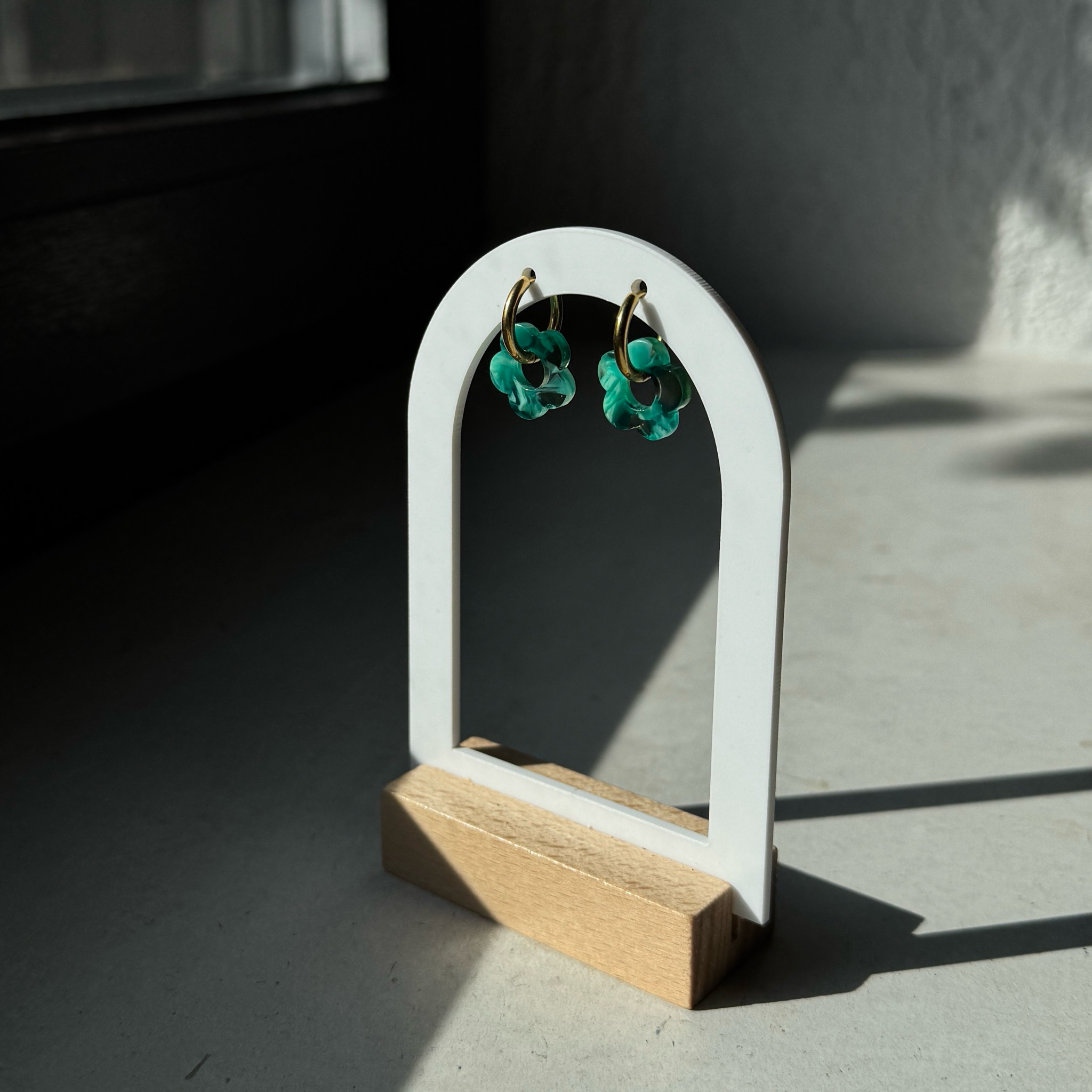 Emerald Bloom – Edelstahl-Creolen mit grüner Acryl-Blume | Gold