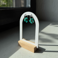 Emerald Bloom – Edelstahl-Creolen mit grüner Acryl-Blume | Silber