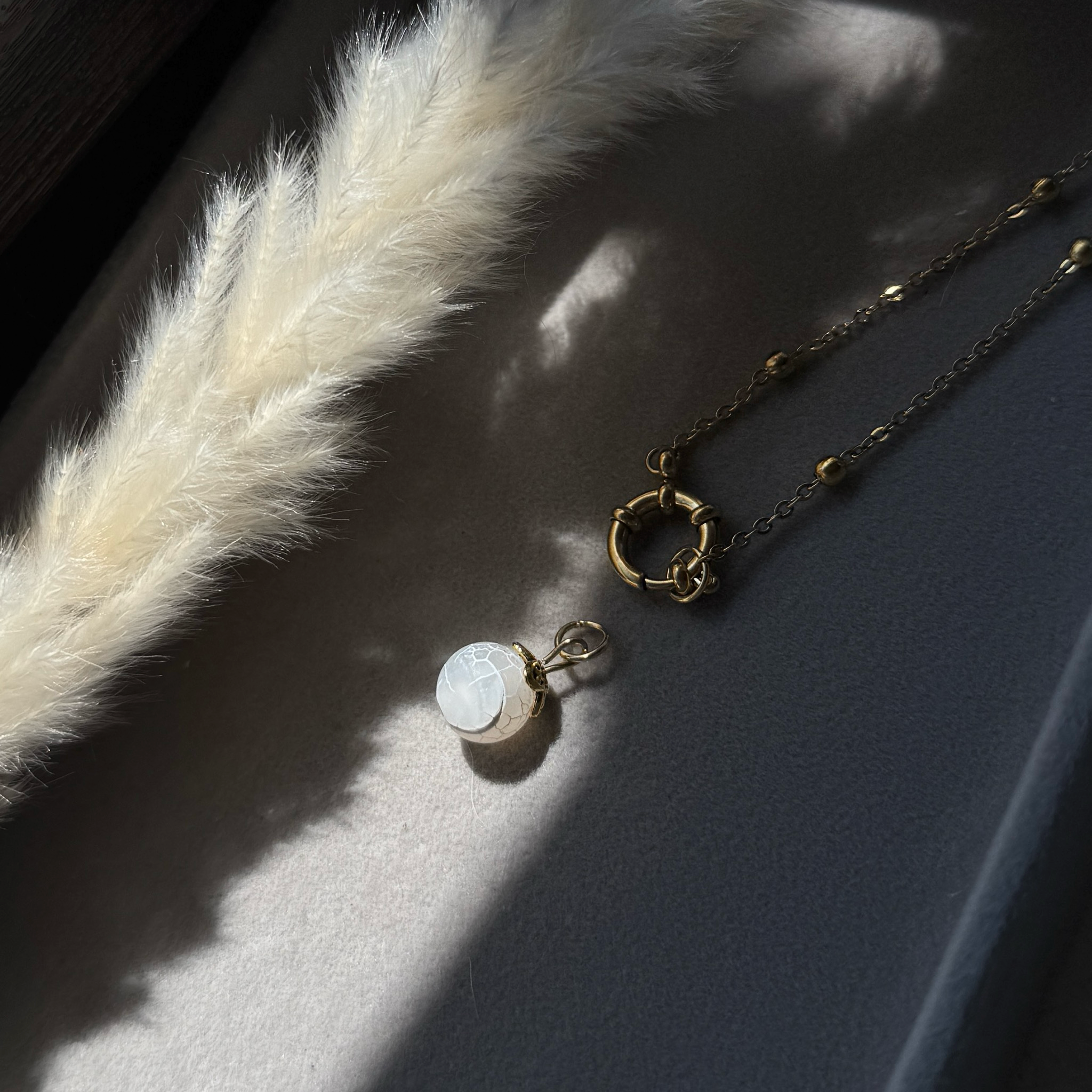 Frost Glow – Weiß facettierter Perlen-Anhänger | Gold