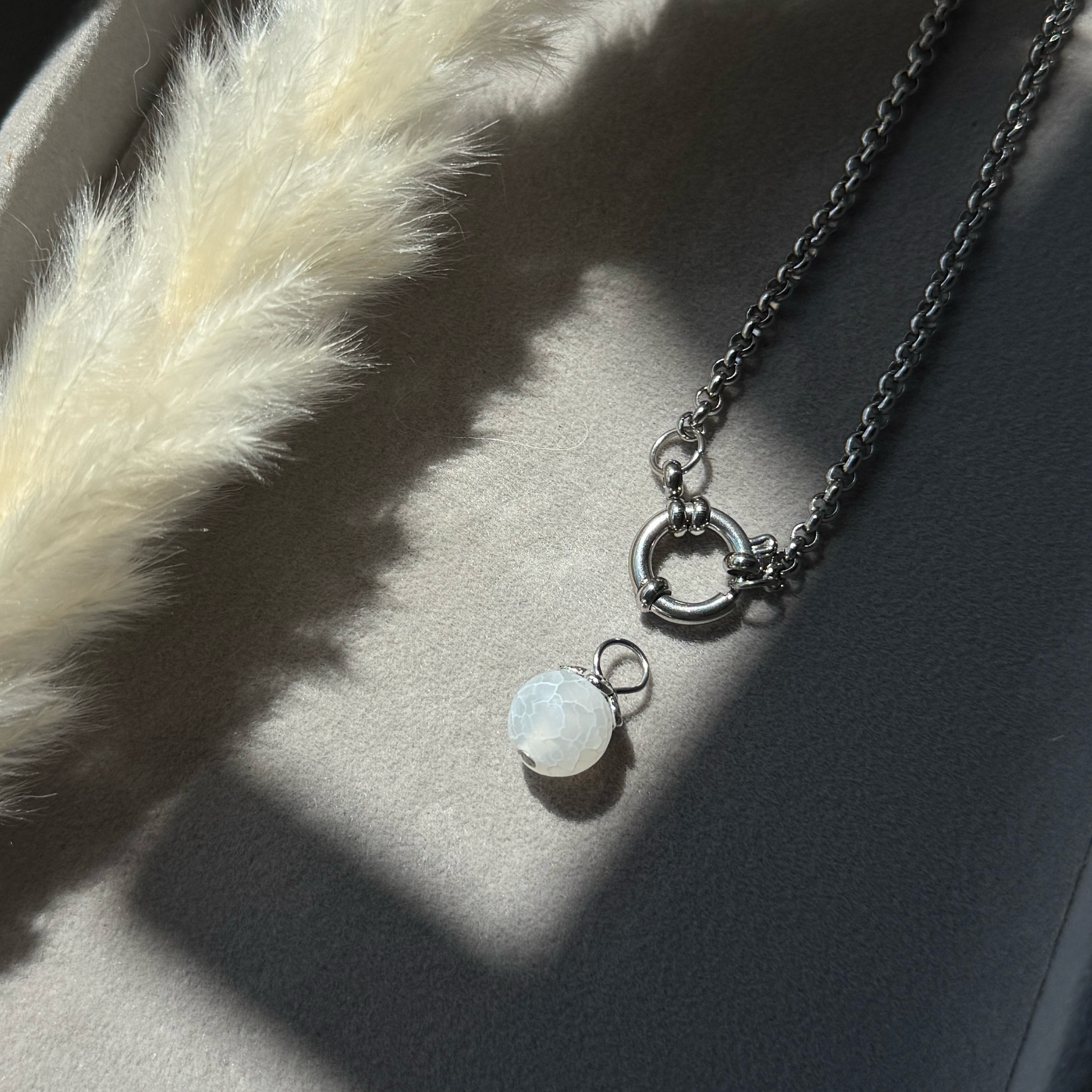 Frost Glow – Weiß facettierter Perlen-Anhänger | Silber