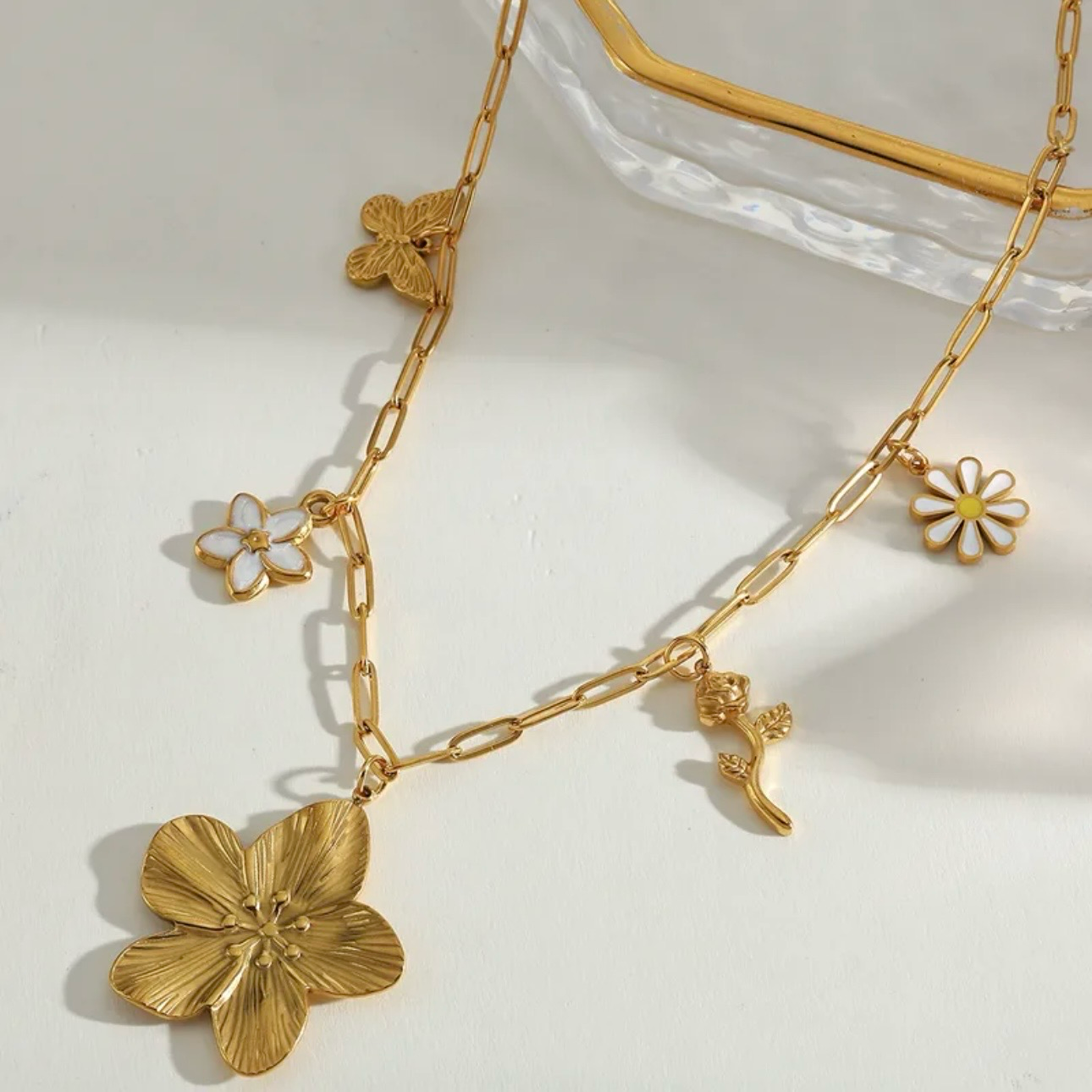 Golden Blossom – Edelstahl Halskette mit Blüten & Schmetterlingen