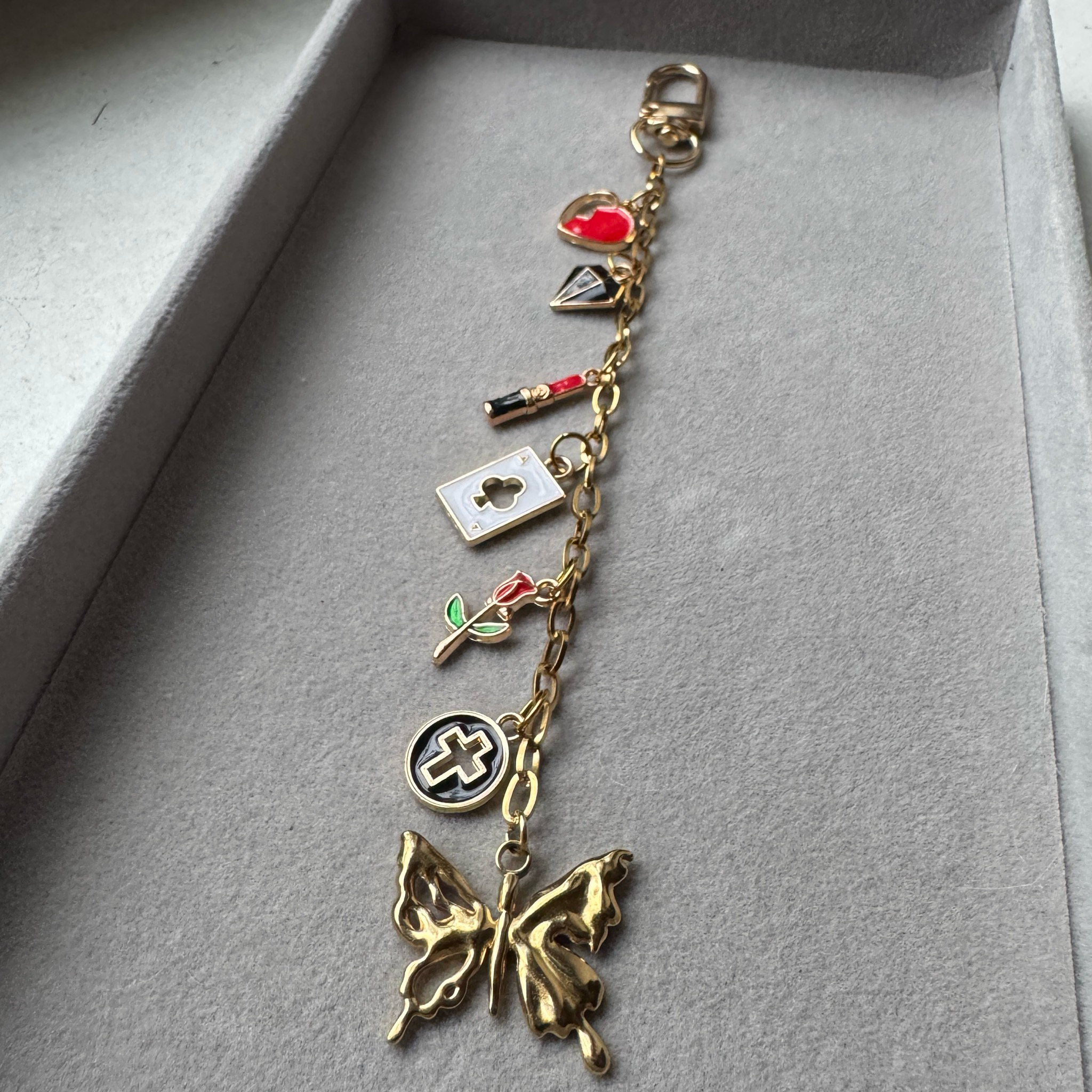 Golden Butterfly – Stylischer eReader Anhänger mit Symbol-Charms