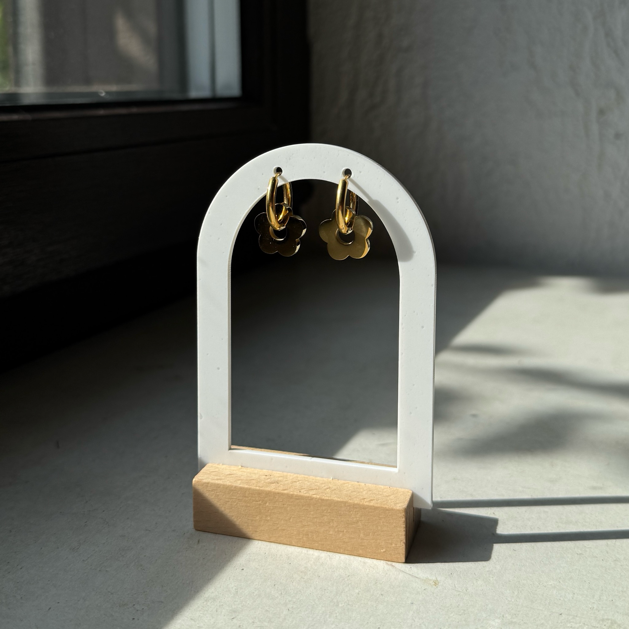 Golden Daisy – Edelstahl-Creolen mit goldenen Acryl-Blüten