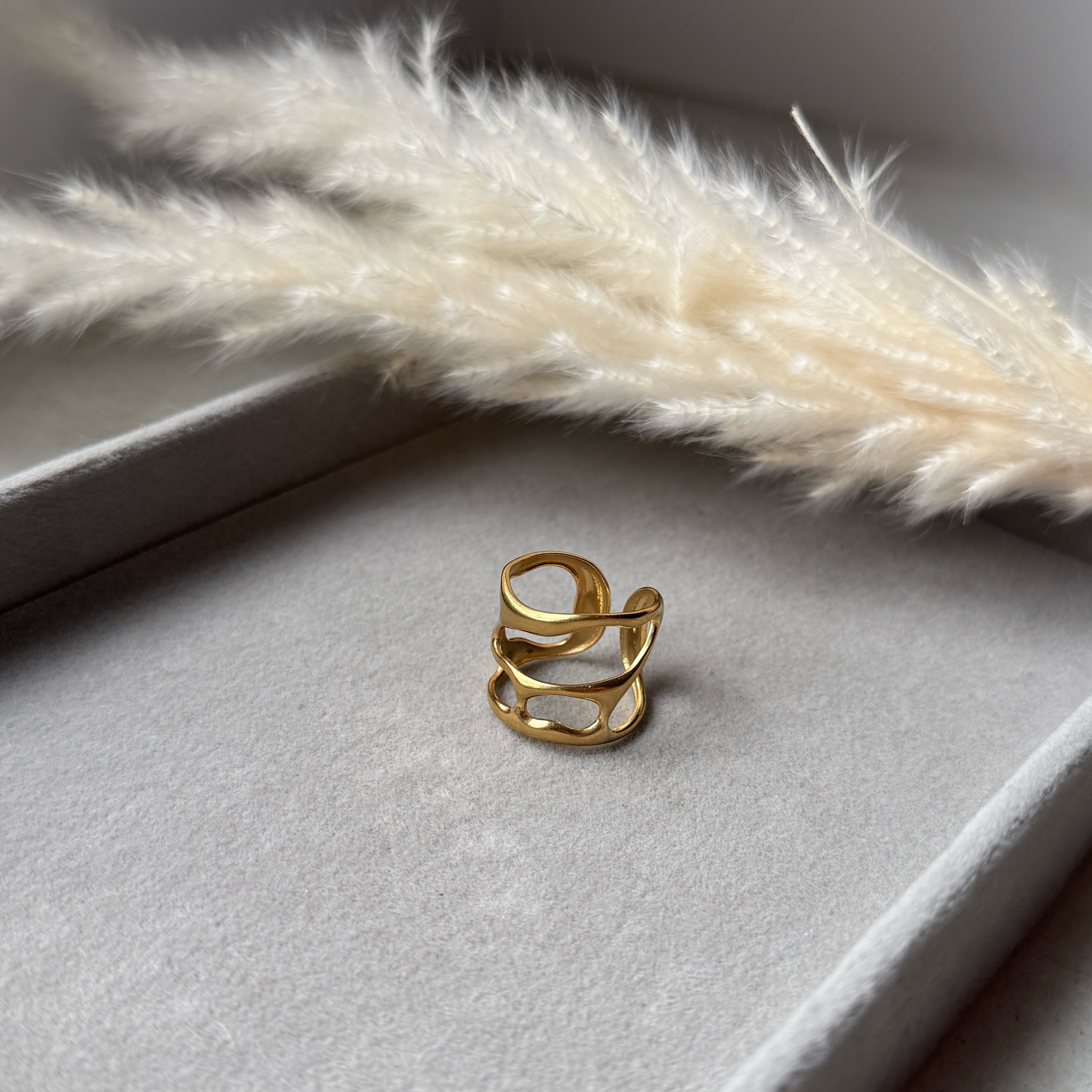 Golden Flow – Abstrakter Statement-Ring