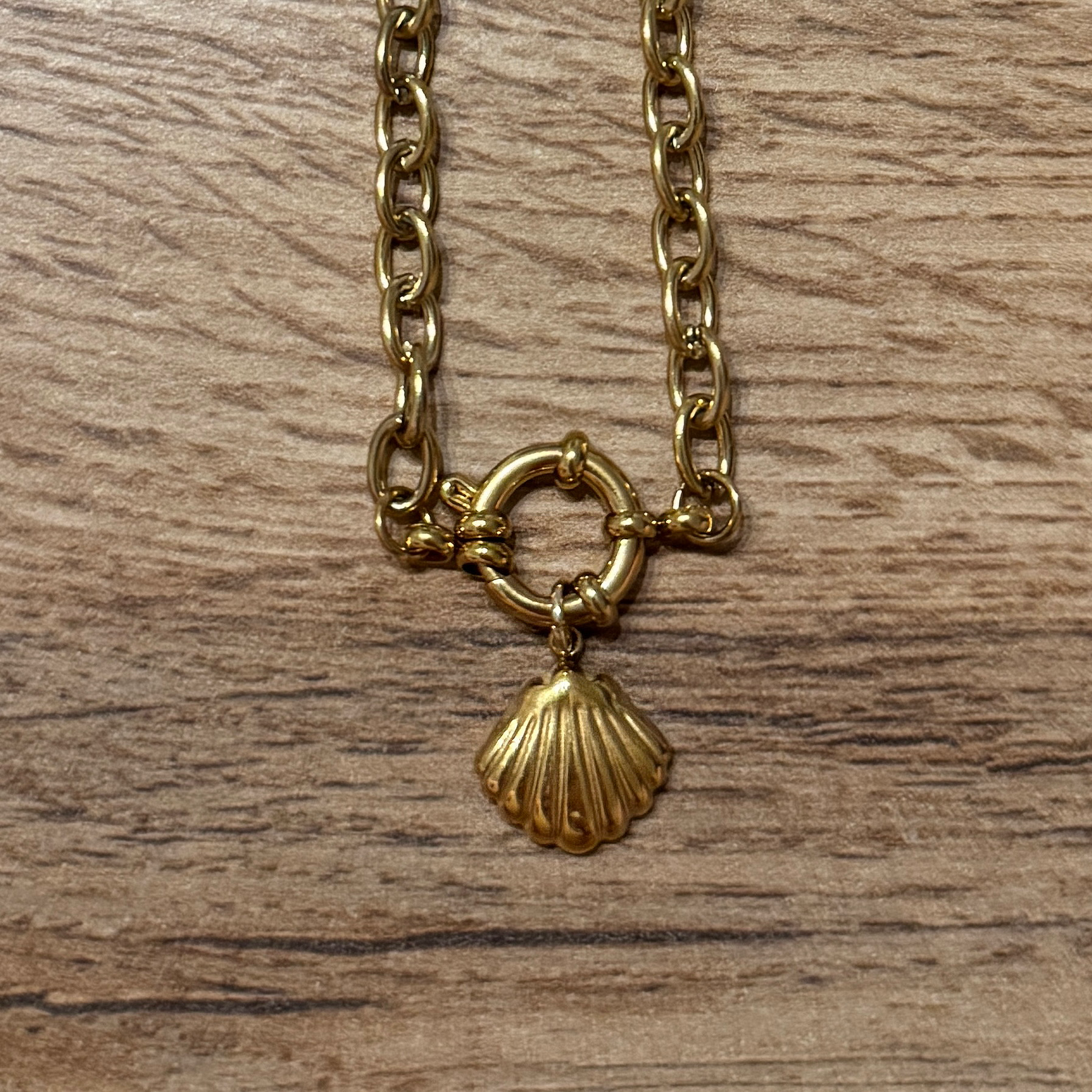 Golden Shell – Edelstahl Charm-Anhänger