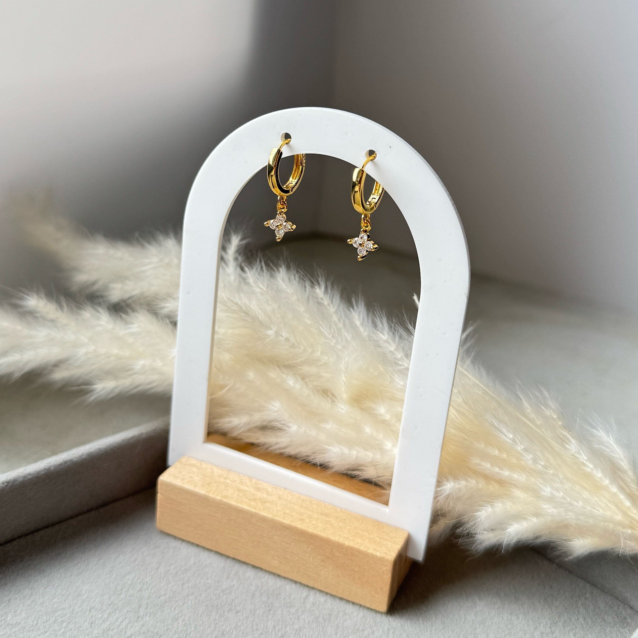 Golden Starlight – Goldene Stern Creolen mit Zirkonia