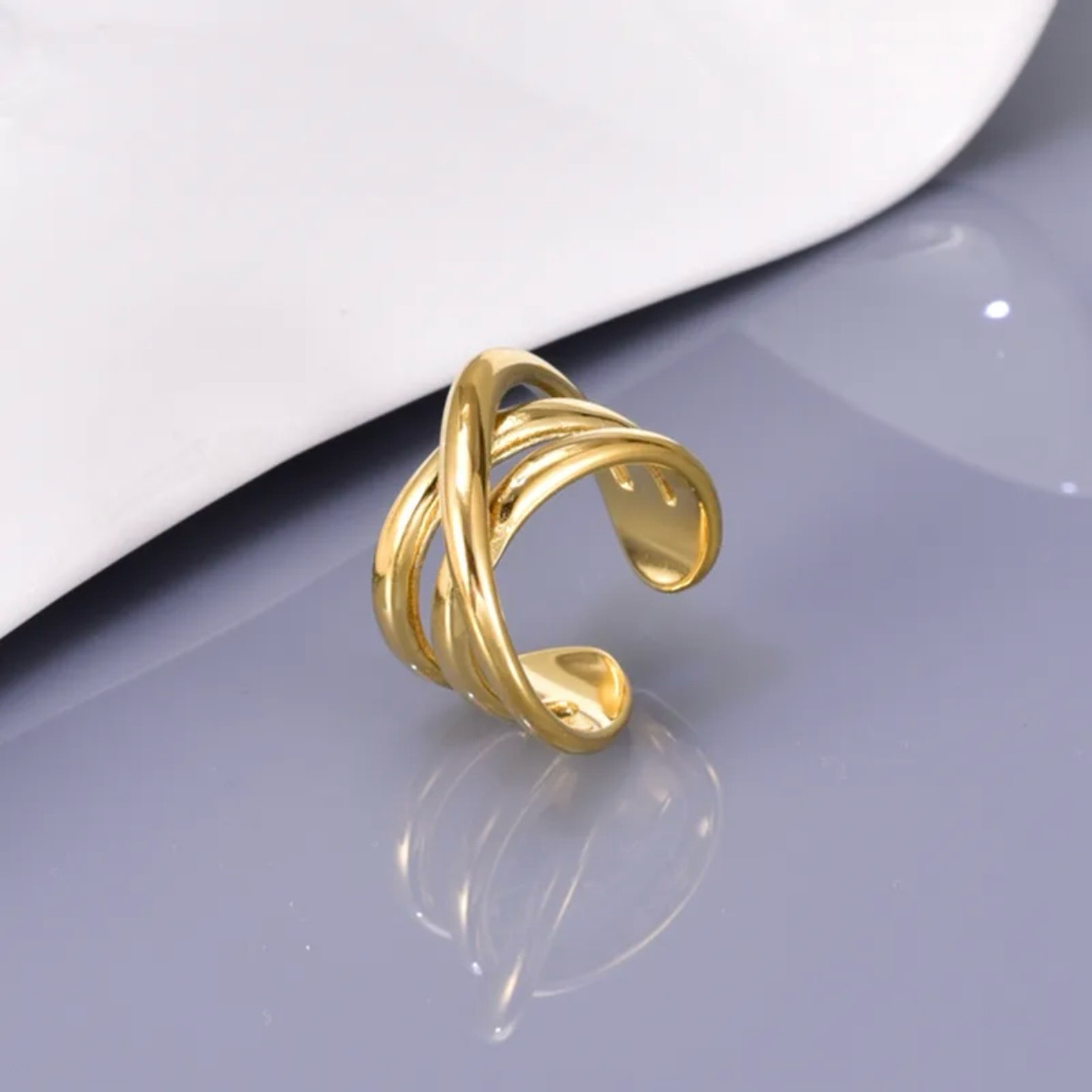 Golden Twist – Edelstahl Ring mit verschlungenem Design