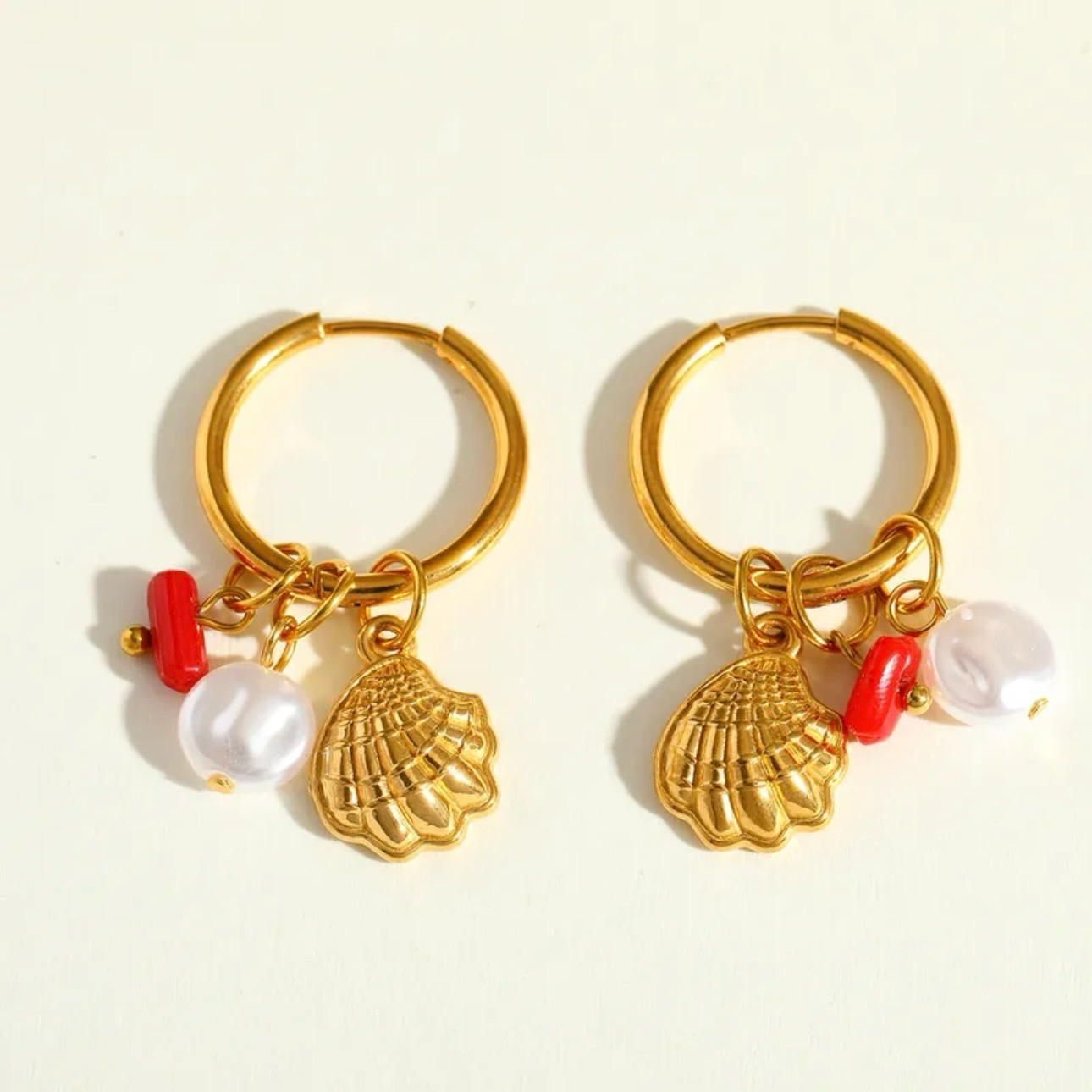 Goldene Creolen mit Muschel-Anhänger & bunten Perlen – Edelstahl Ohrringe