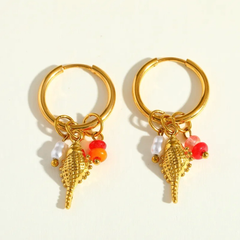 Goldene Creolen mit Muschel-Charm & Perlen – Edelstahl Ohrringe