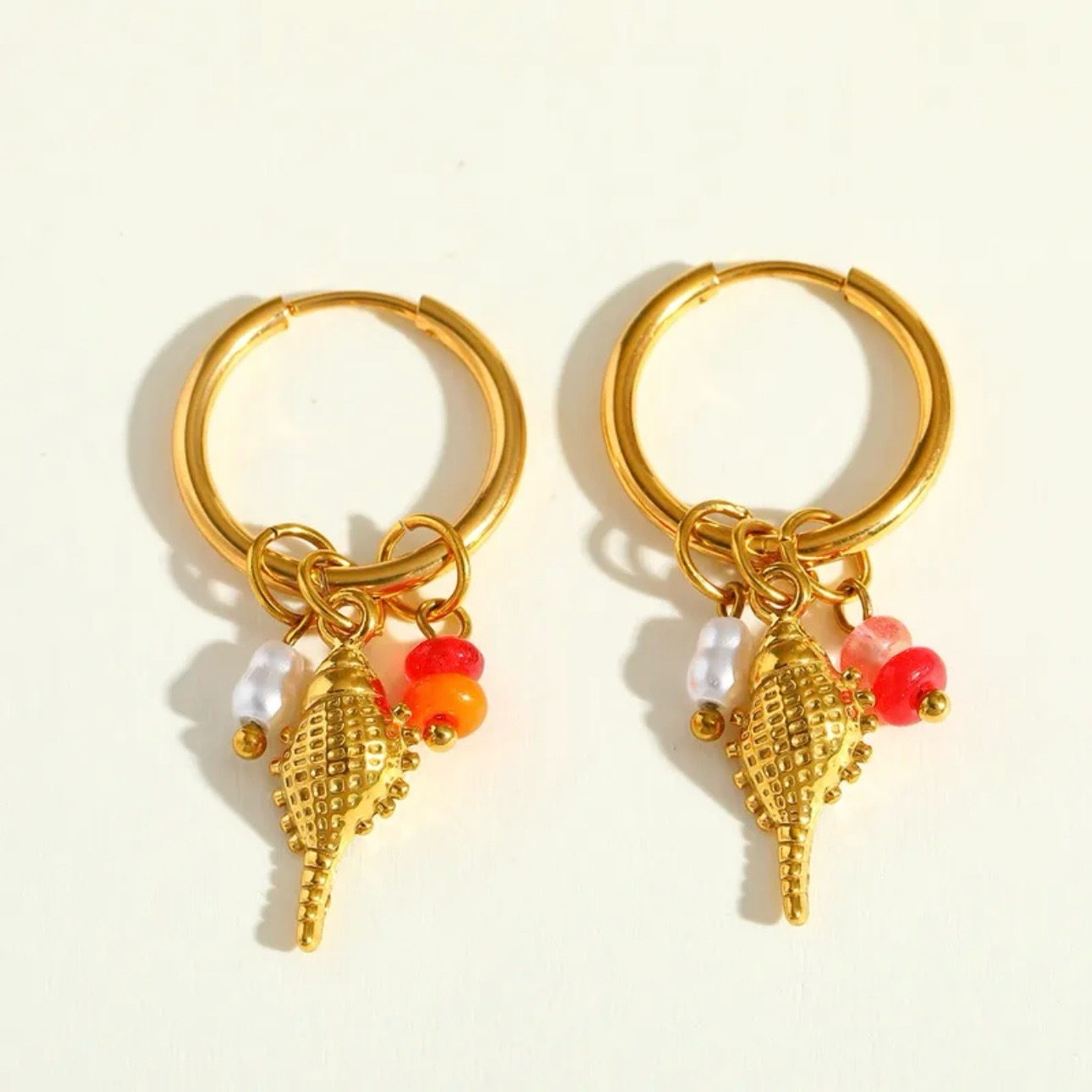 Goldene Creolen mit Muschel-Charm & Perlen – Edelstahl Ohrringe