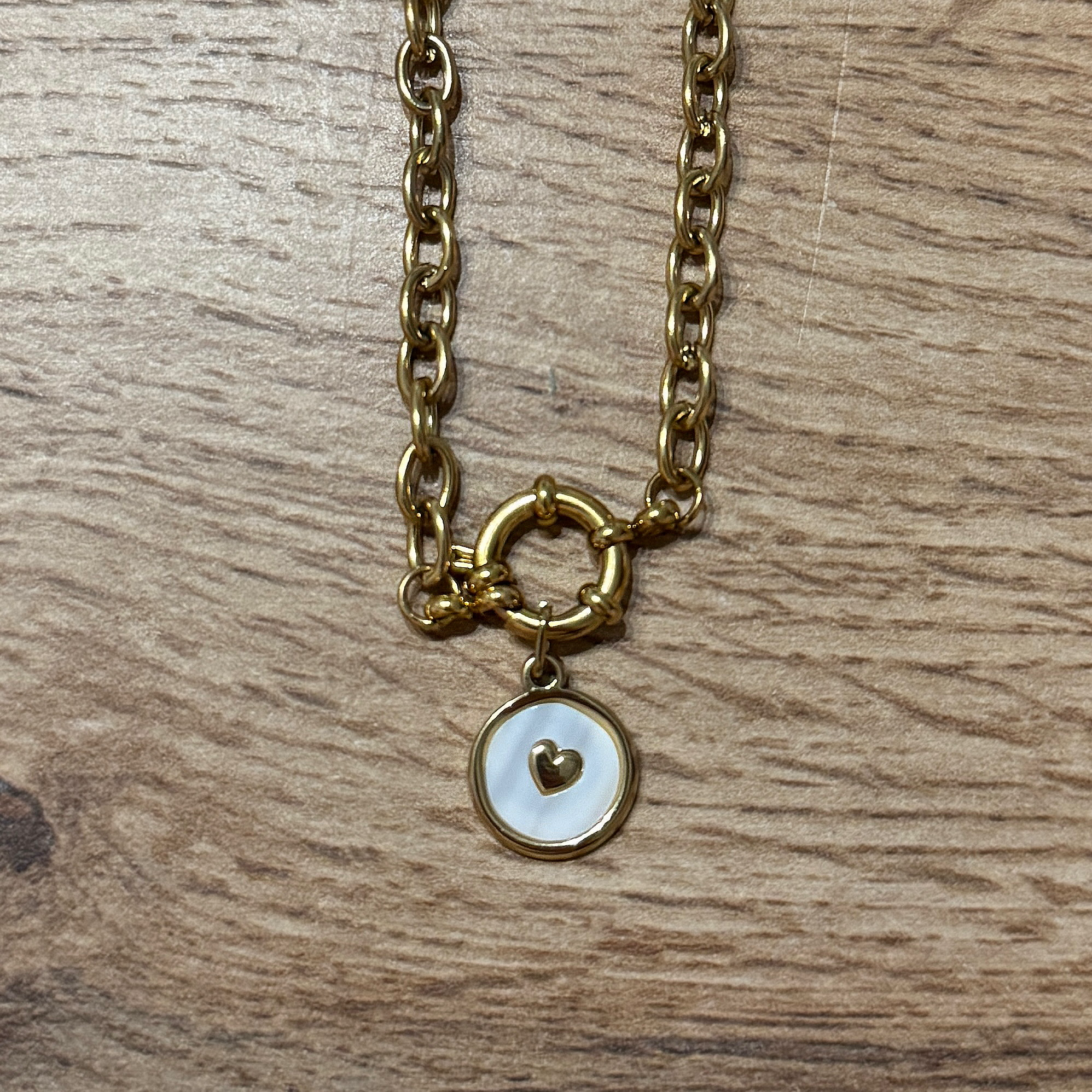 Heart Circle – Charm-Anhänger mit rundem Perlmutt-Look | Gold