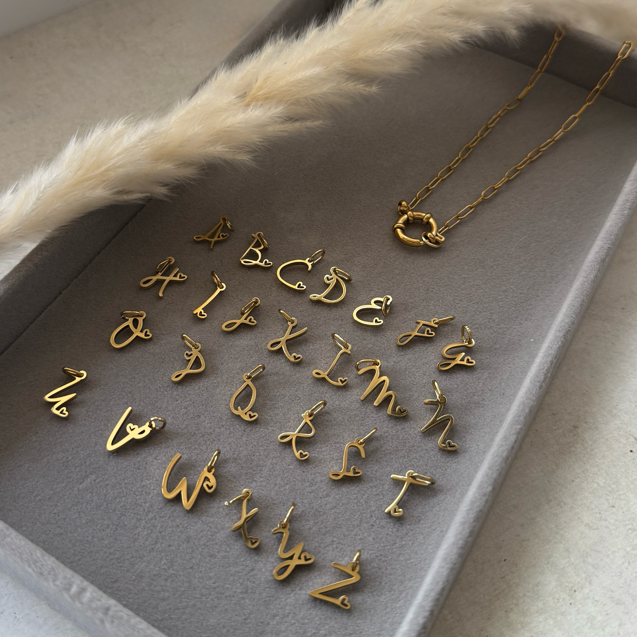 Heart Initials – Buchstaben-Anhänger mit Herz-Detail | Gold