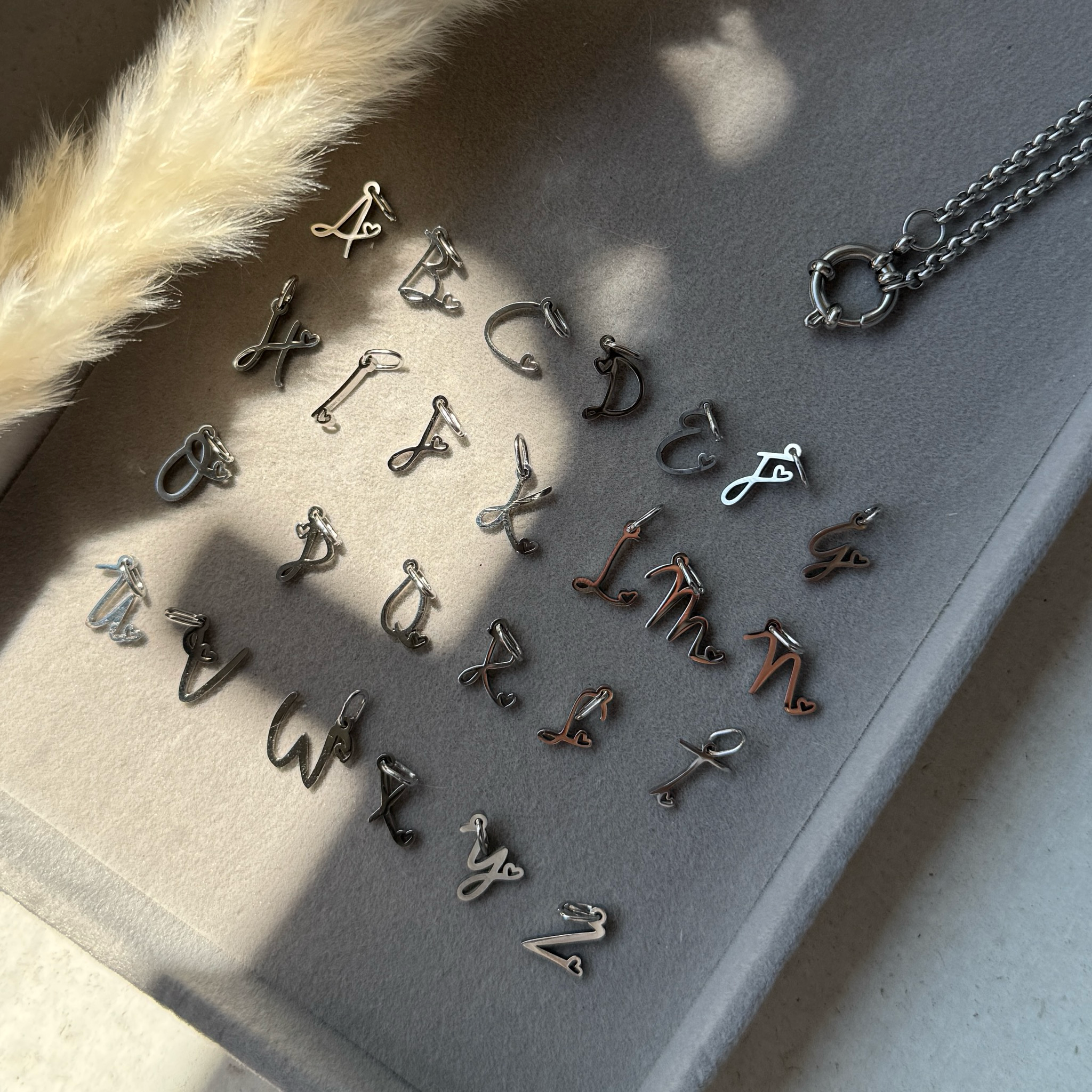 Heart Initials – Buchstaben-Anhänger mit Herz-Detail | Silber