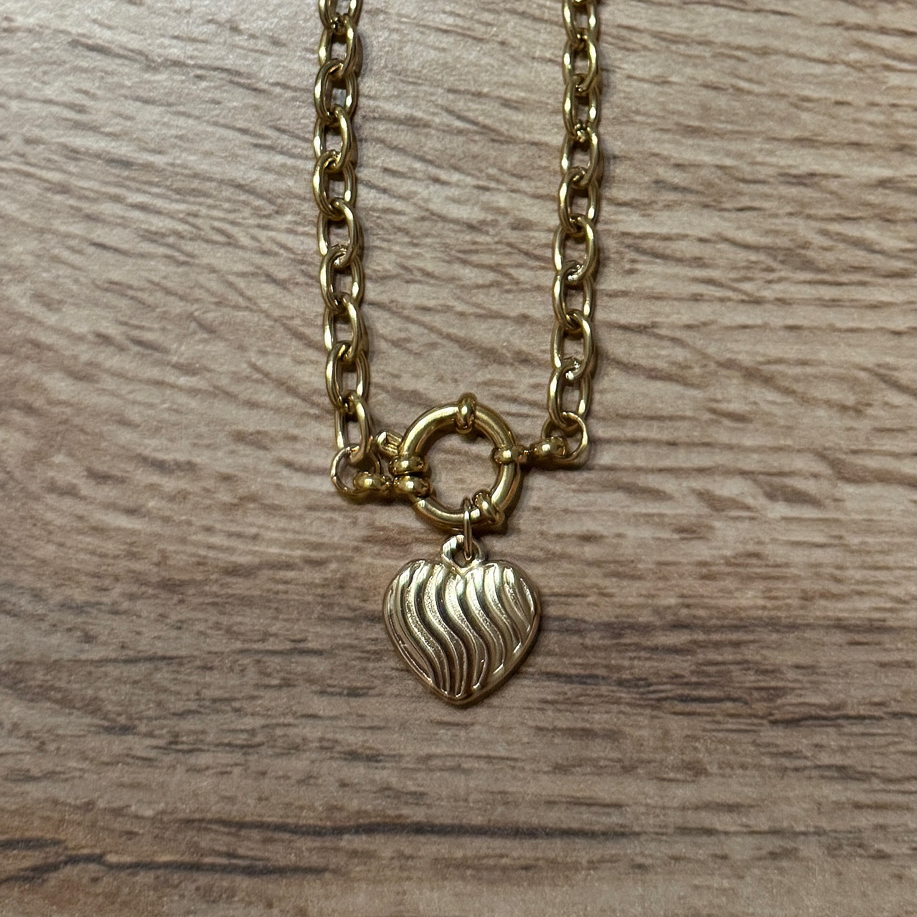 Heartwave – Charm-Anhänger mit Wellenstruktur | Gold
