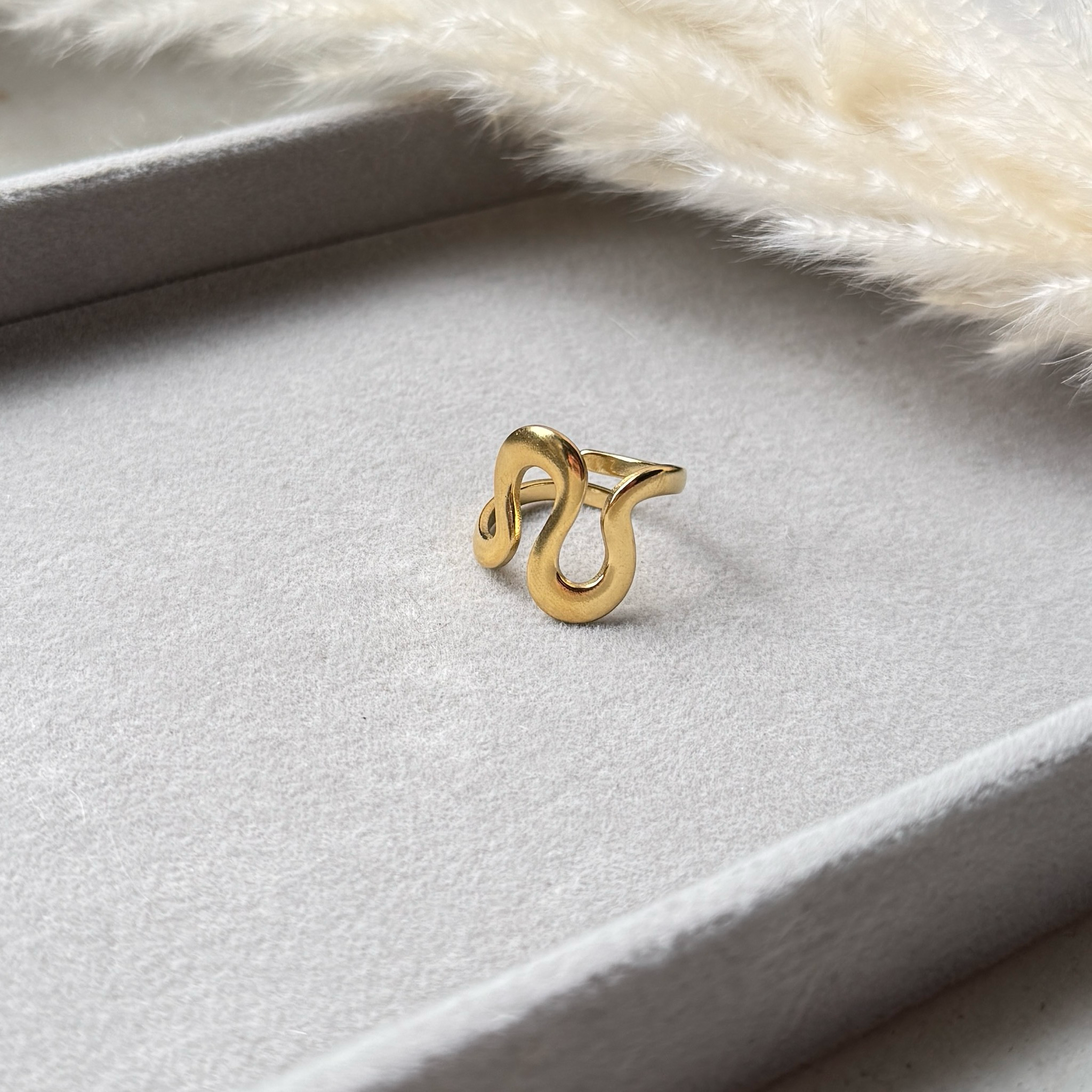 Infinity Wave – Abstrakter Ring in Gold