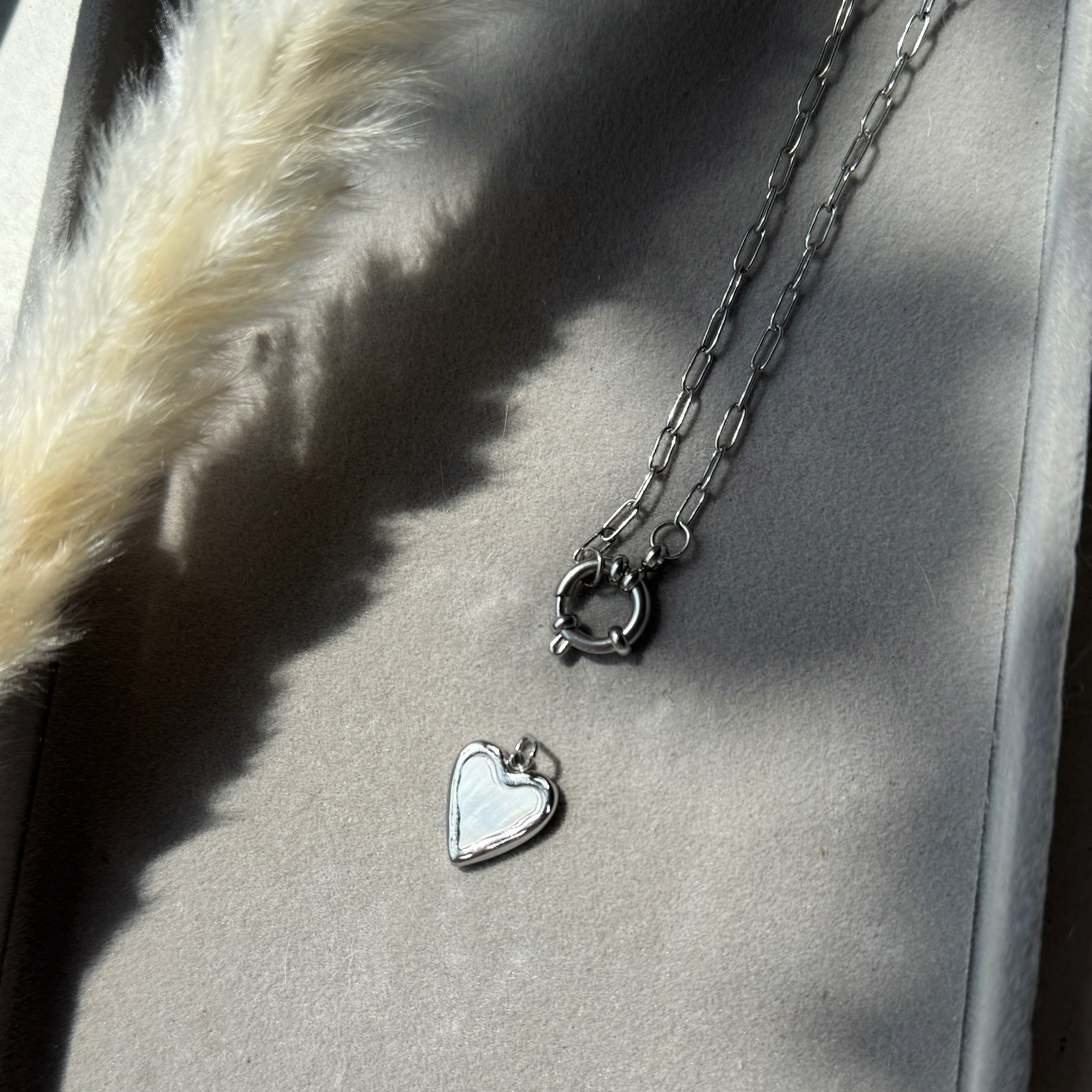 Ivory Love – Charm-Anhänger mit weißer Emaillefüllung | Silber