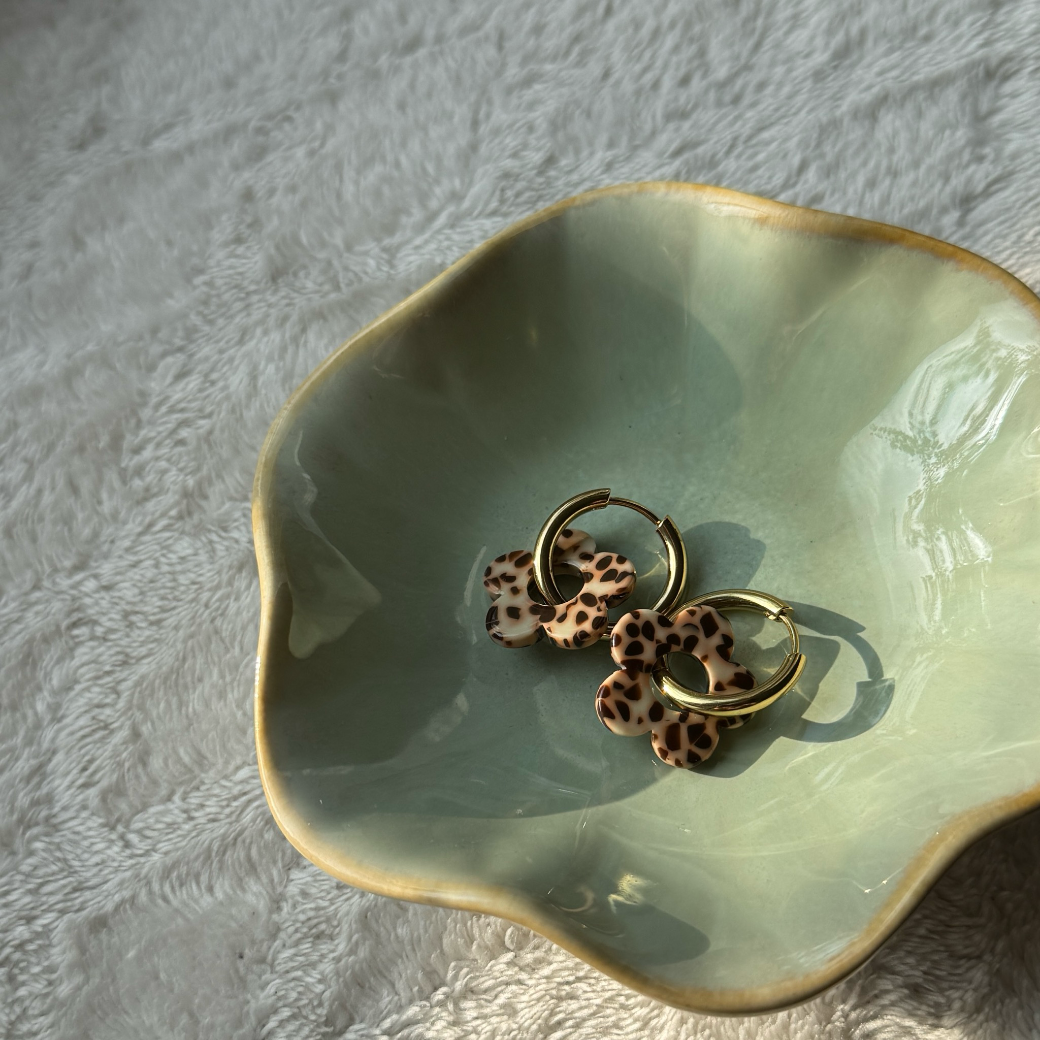 Leopard Bloom – Edelstahl-Creolen mit Acryl-Blütenanhängern | Gold