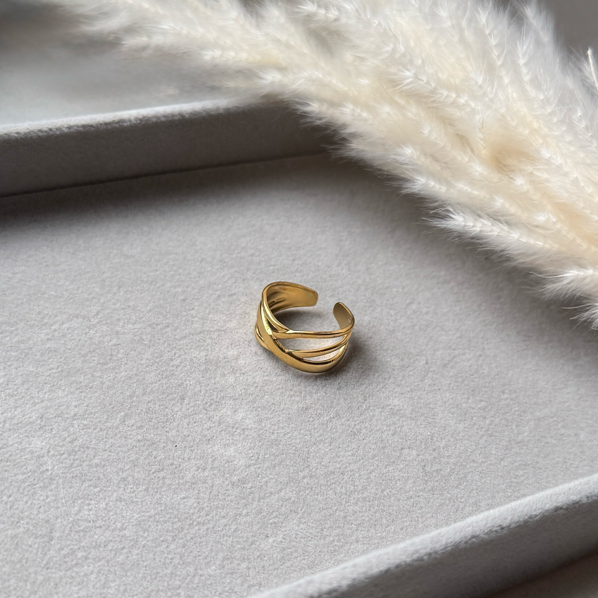 Liora Lines – Edelstahlring in Gold mit Cross-Design