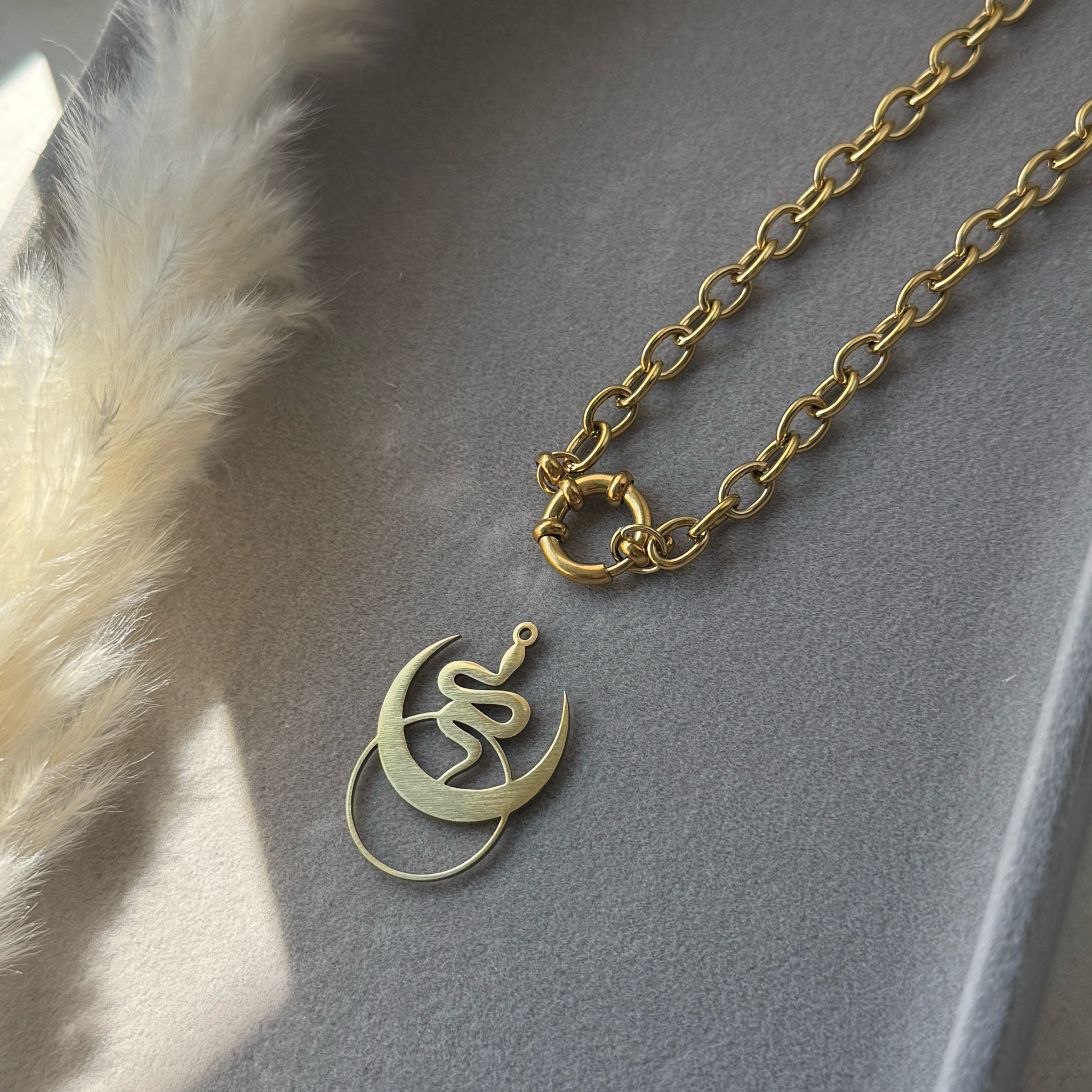 Lunar Snake – Halbmond mit Schlange Anhänger | Gold
