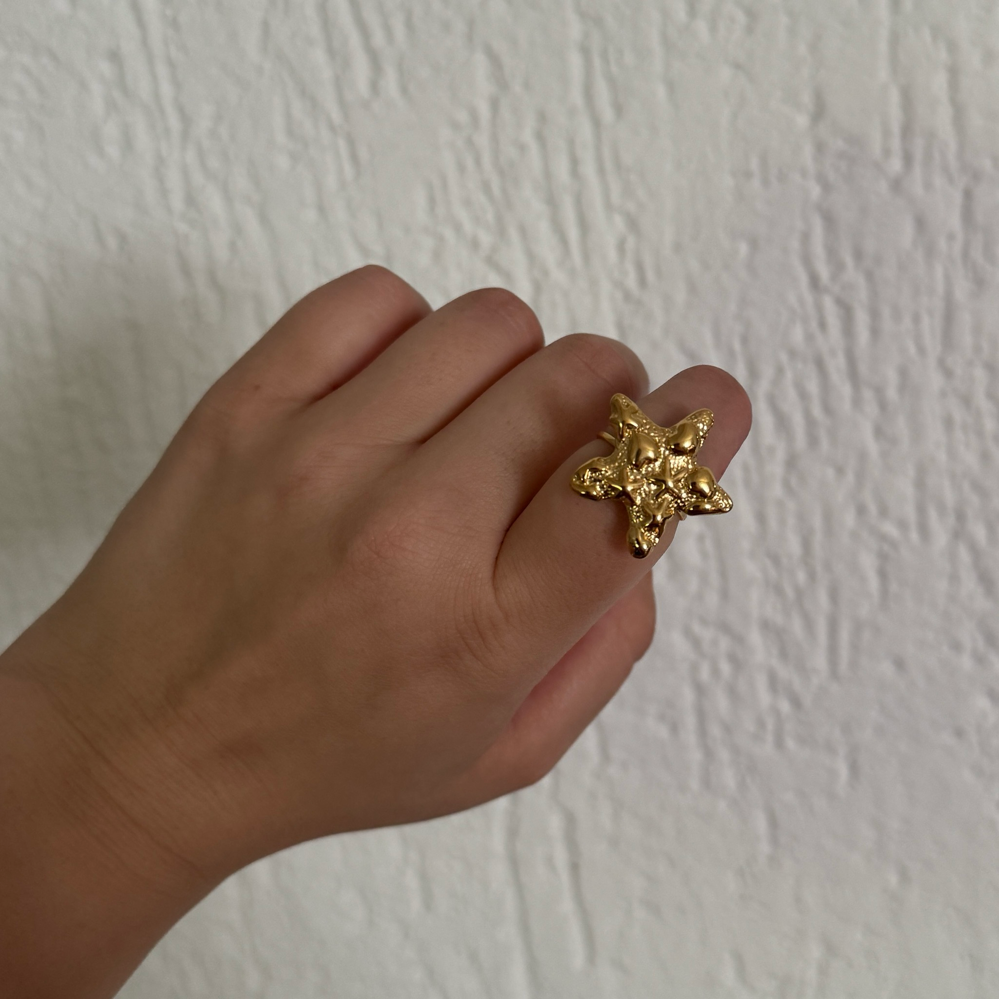 Marine Glow – Goldener Seestern-Ring mit Struktur