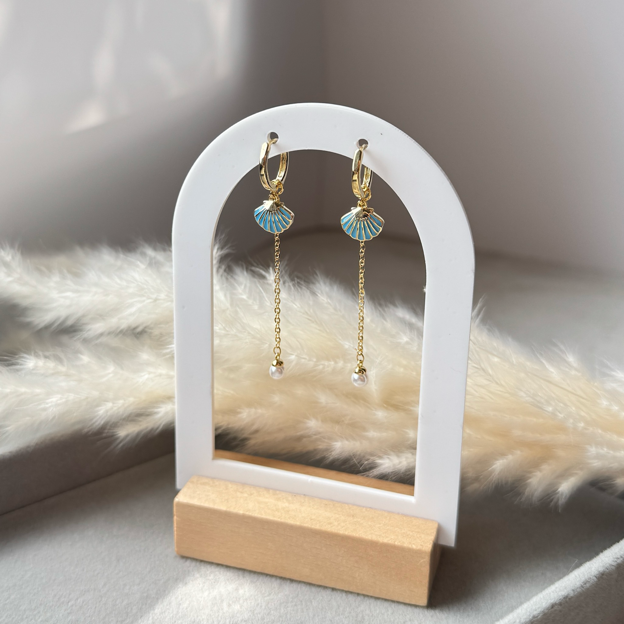 Sea Breeze – Goldene Muschel Ohrringe mit Perlen