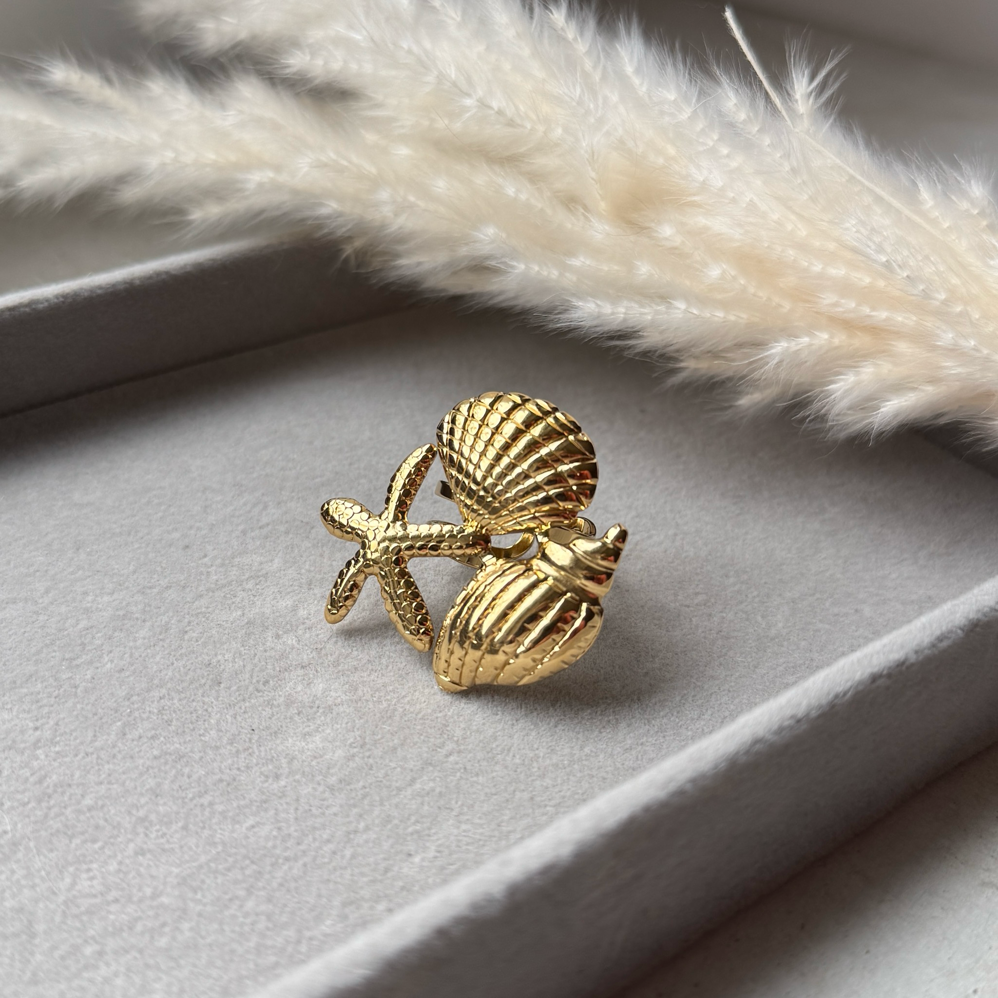 Sea Dreams – Goldener Ring mit Muschel & Seestern