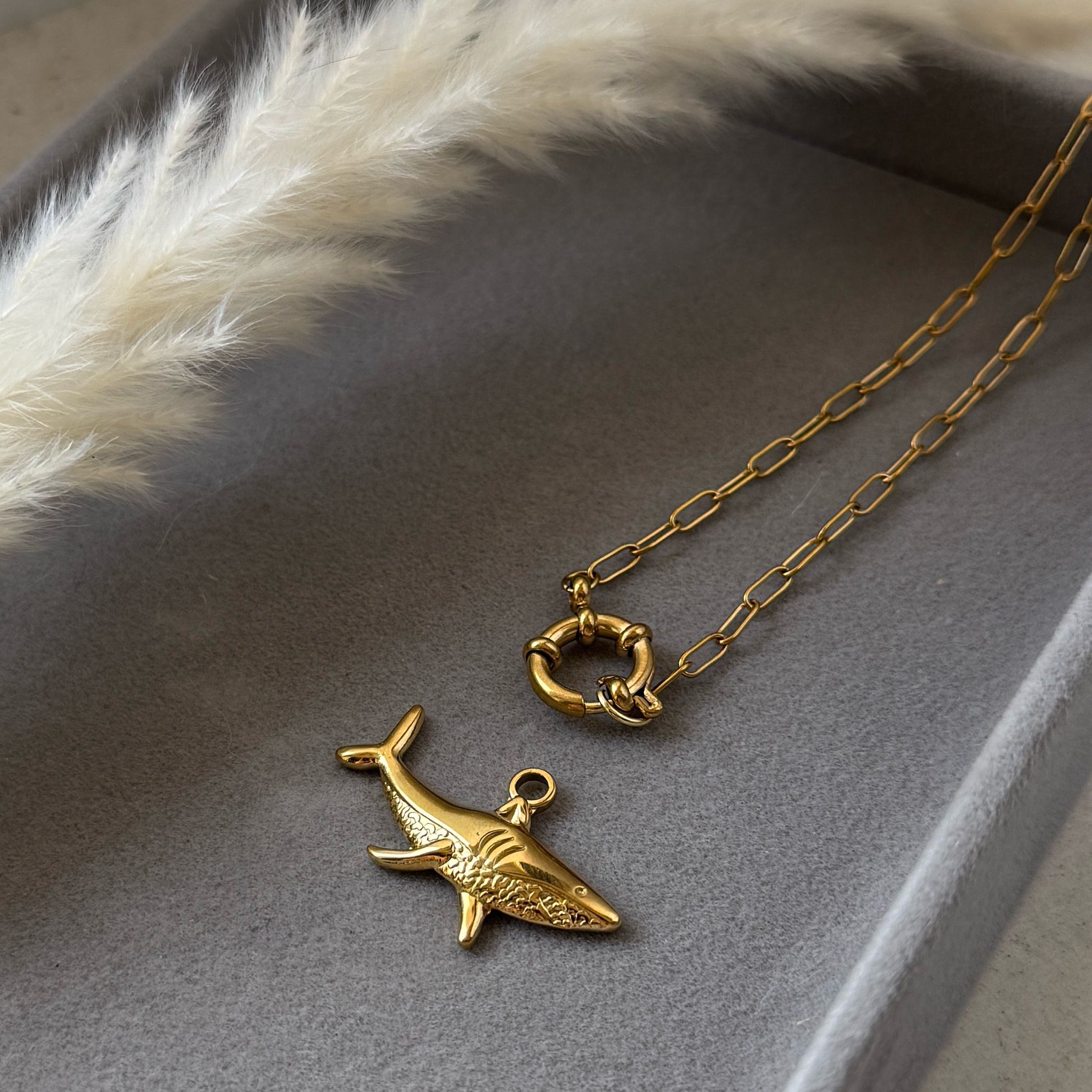 Shark Spirit – Hai-Anhänger aus Edelstahl | Gold