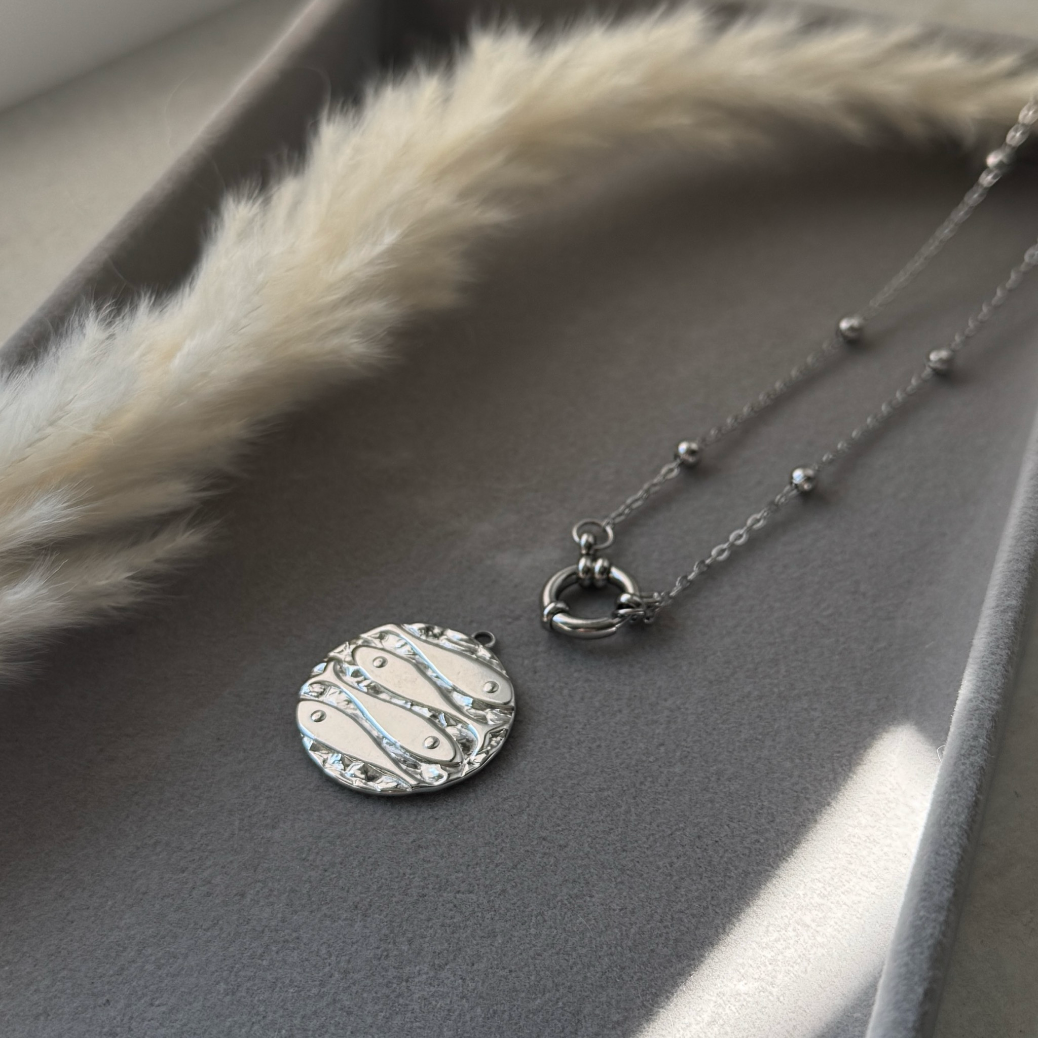 Silver Tide – Fischmuster-Charm rund aus Edelstahl | Silber