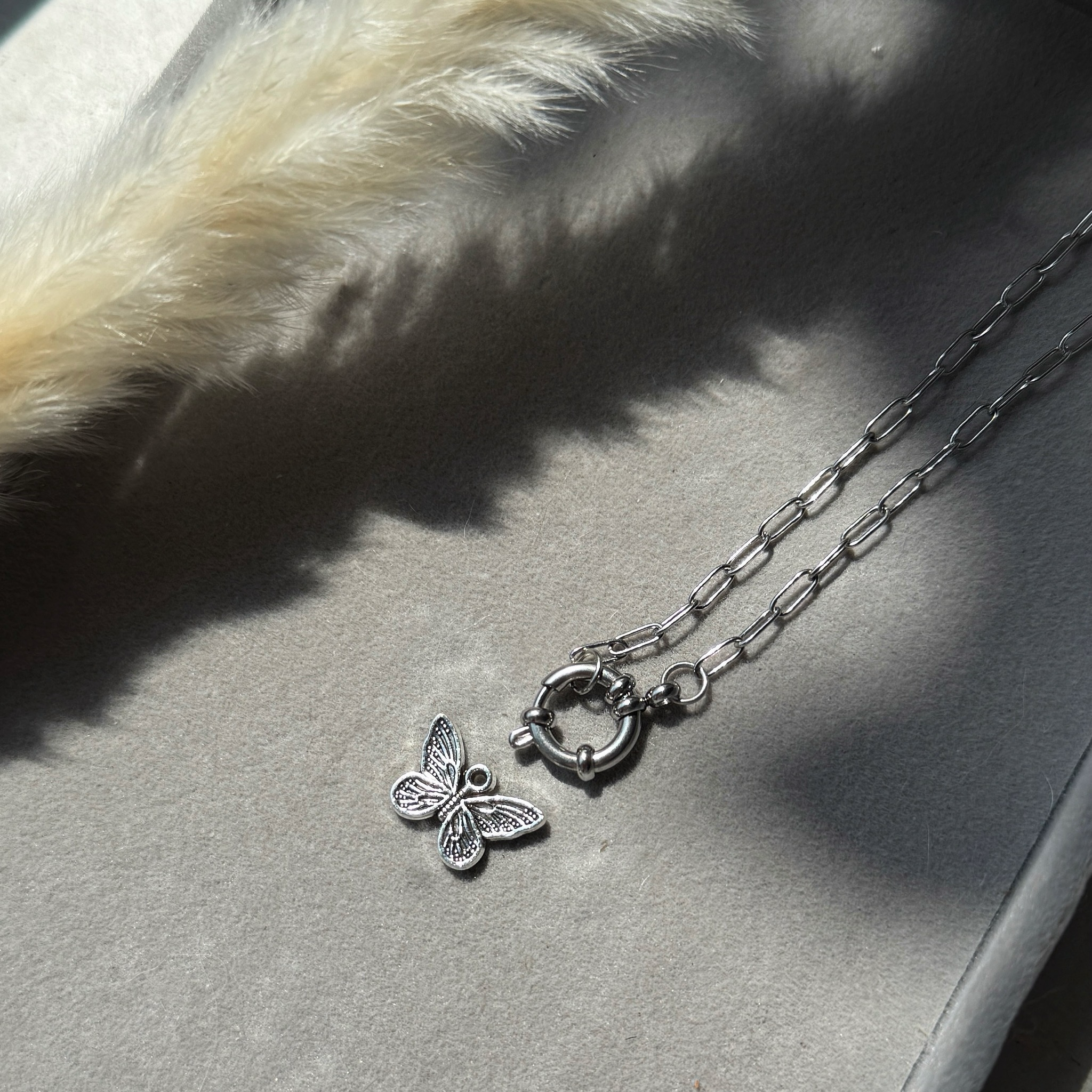 Silver Wings – Schmetterlings-Charm im Boho-Stil