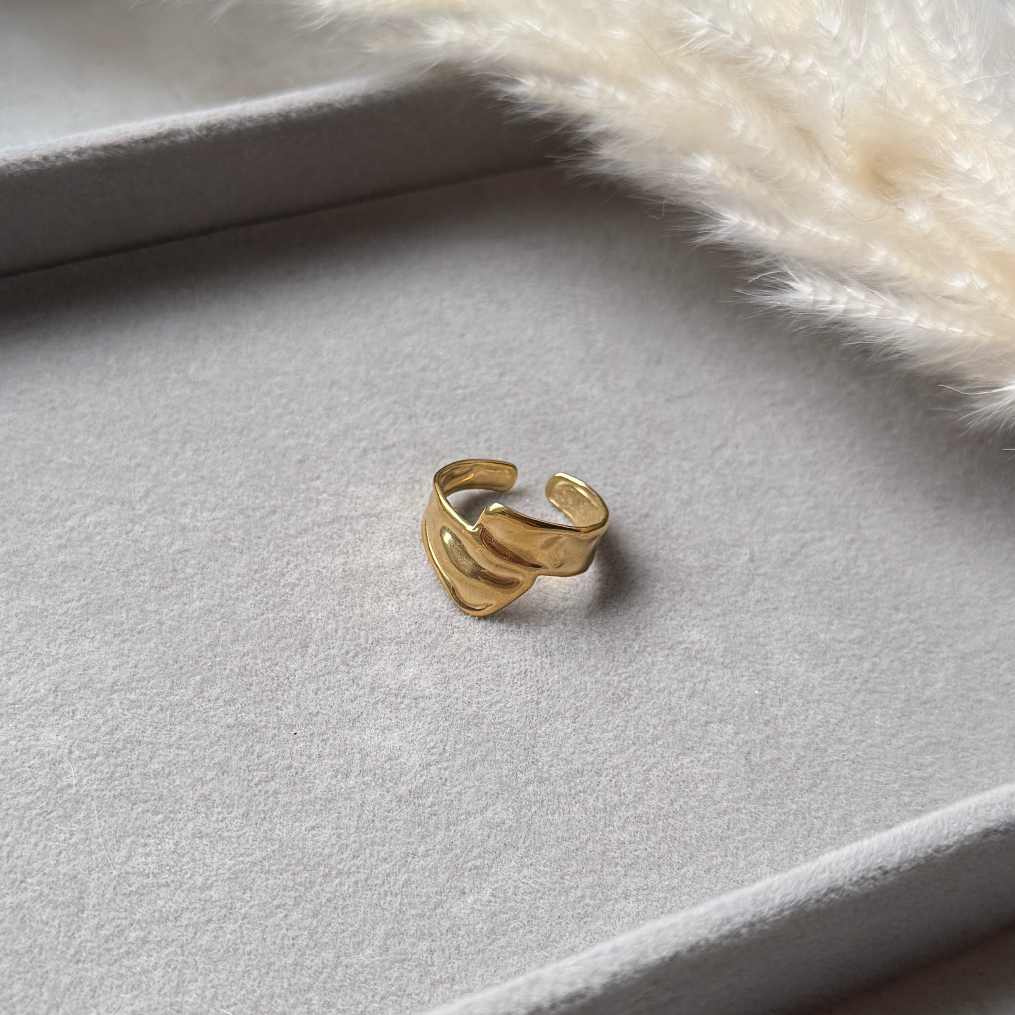 Solaria Wave – Goldener Ring mit geschwungenem Design