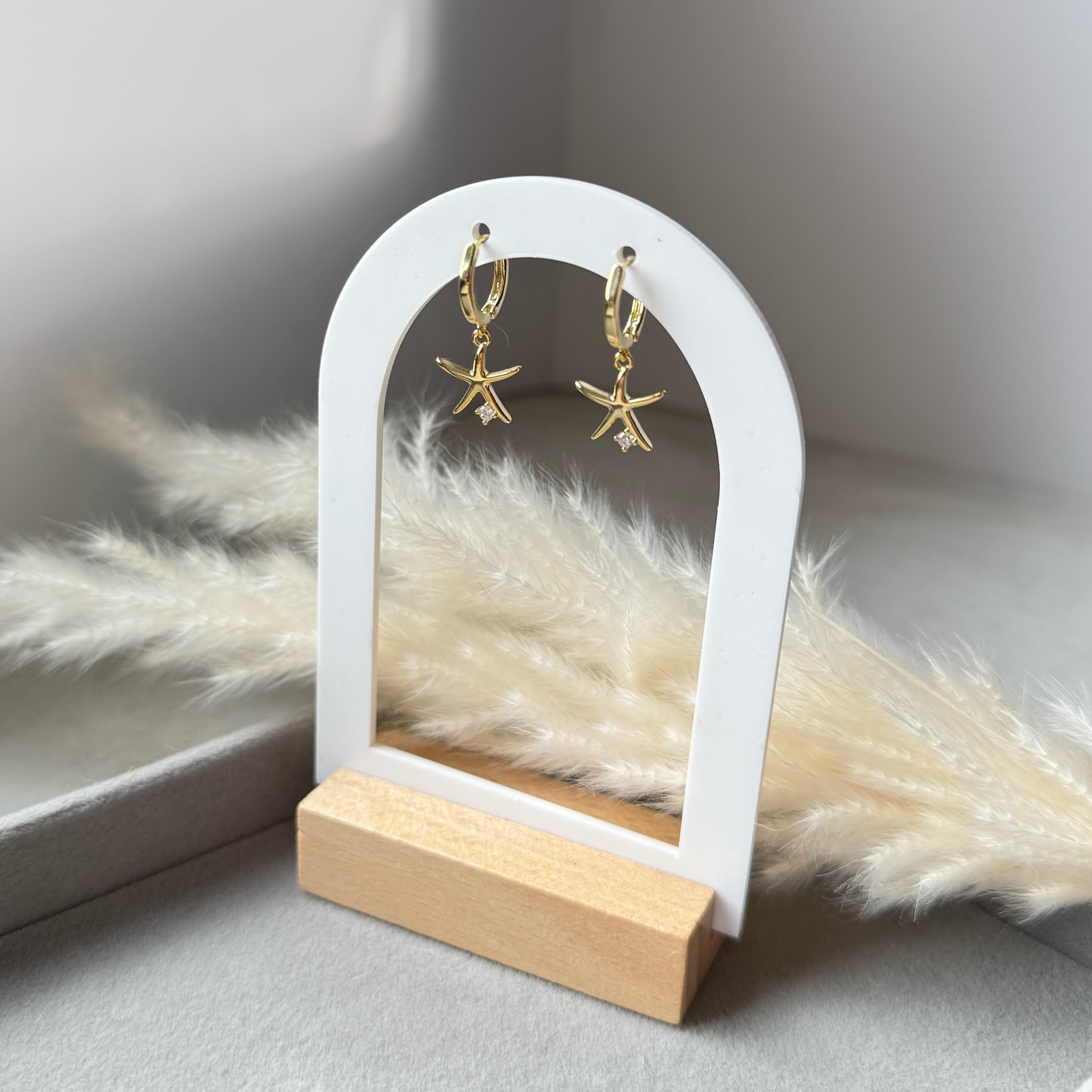 Starfish Glow – Goldene Seestern Creolen mit Zirkonia