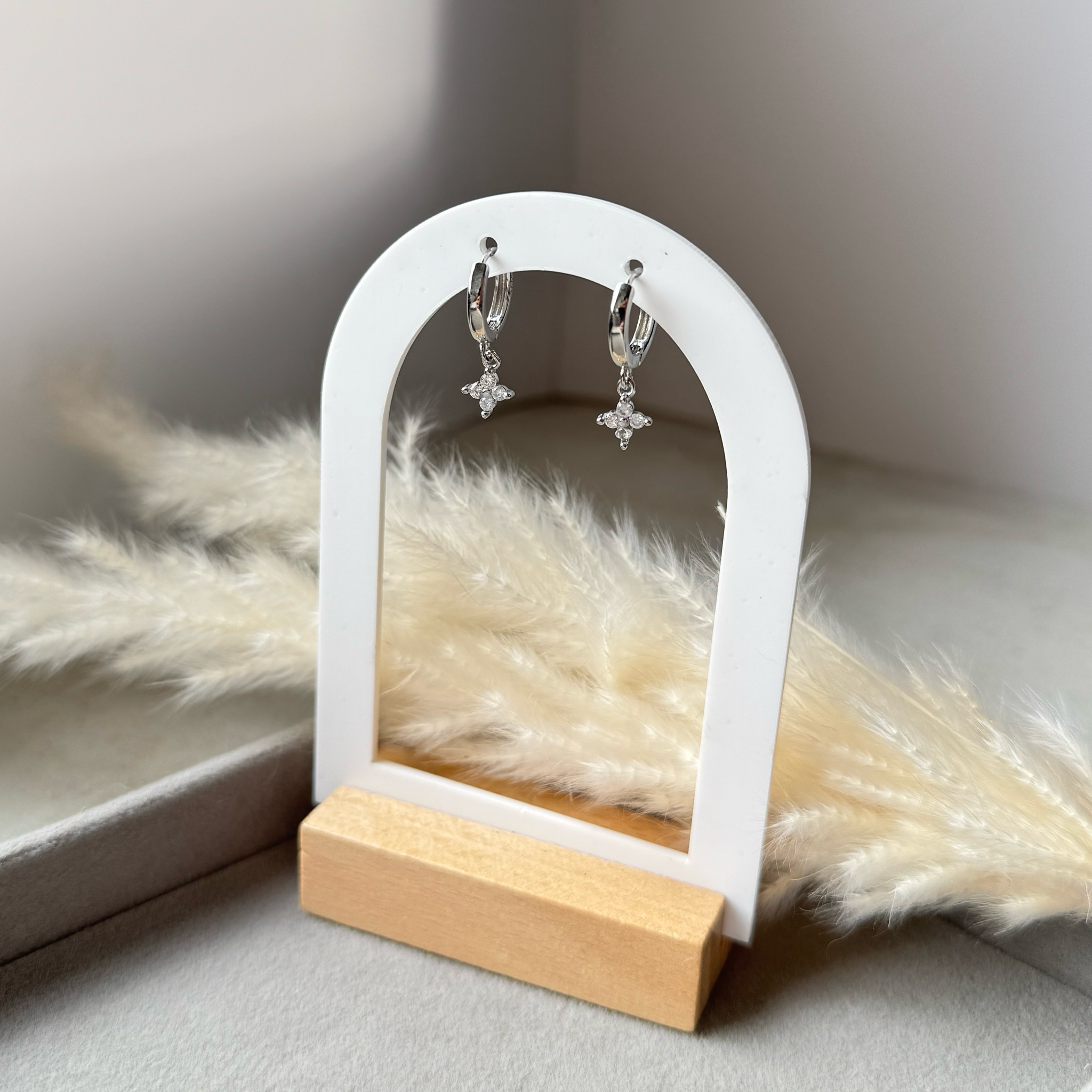 Starlight – Silberne Stern Creolen mit Zirkonia