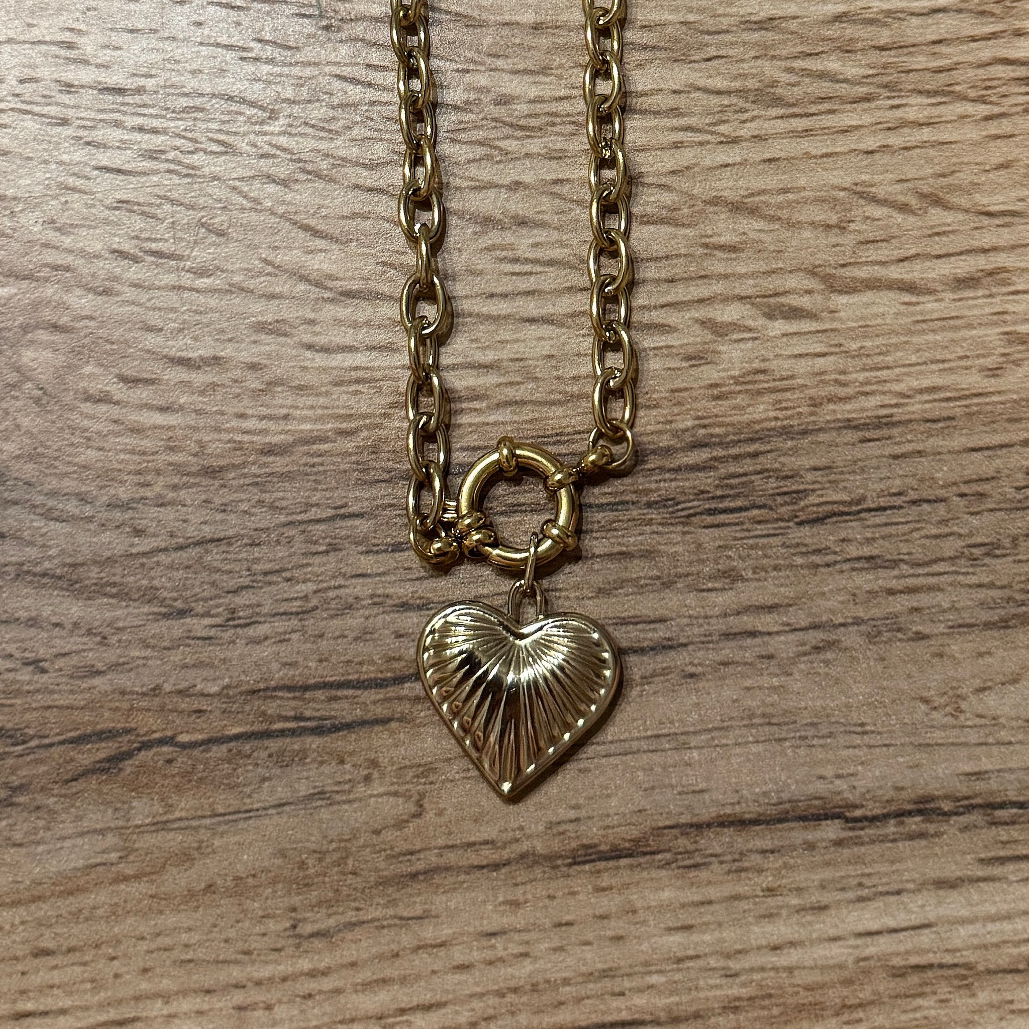 Sunheart – Charm-Anhänger mit strahlenförmigem Relief aus Edelstahl | Gold