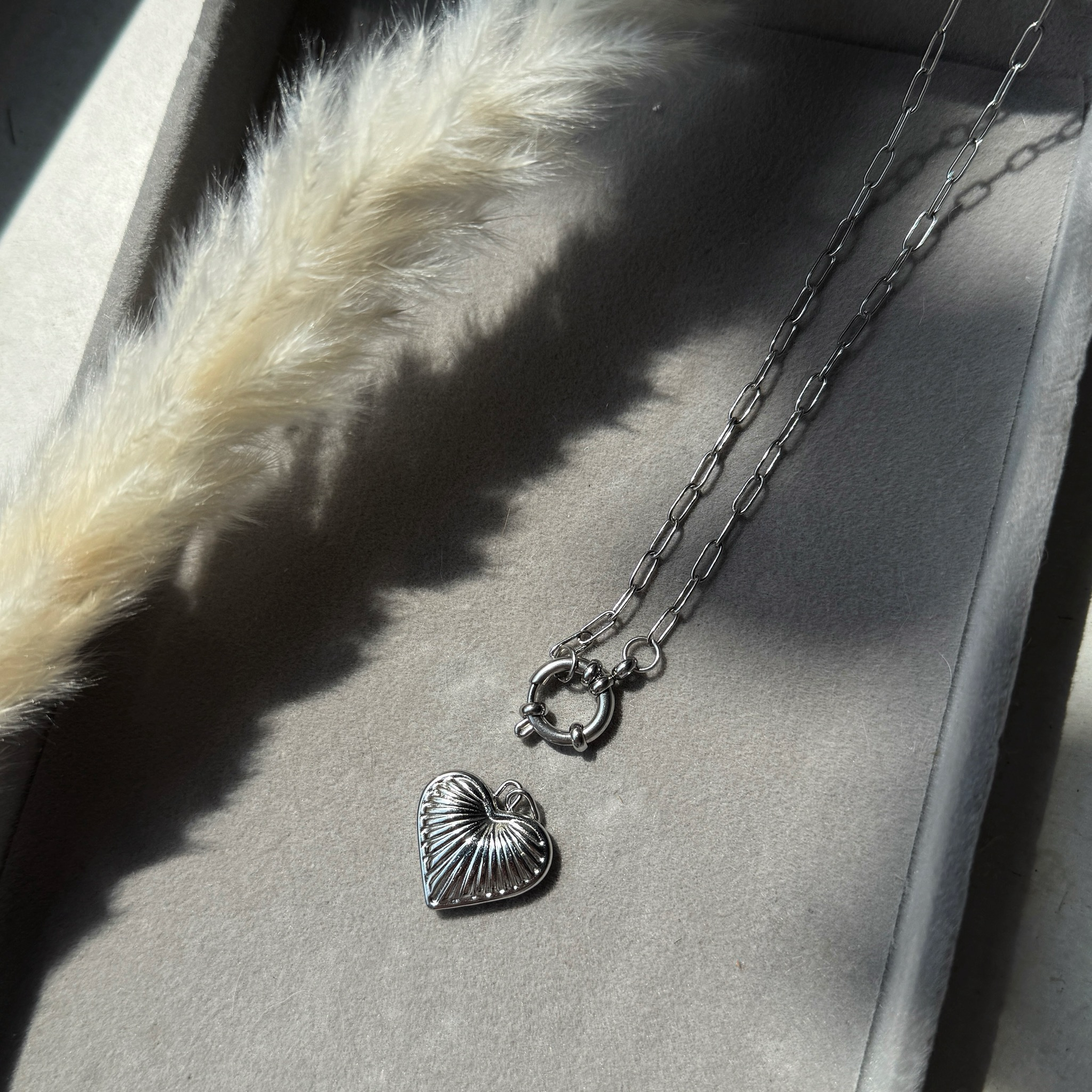 Sunheart – Charm-Anhänger mit strahlenförmigem Relief aus Edelstahl | Silber
