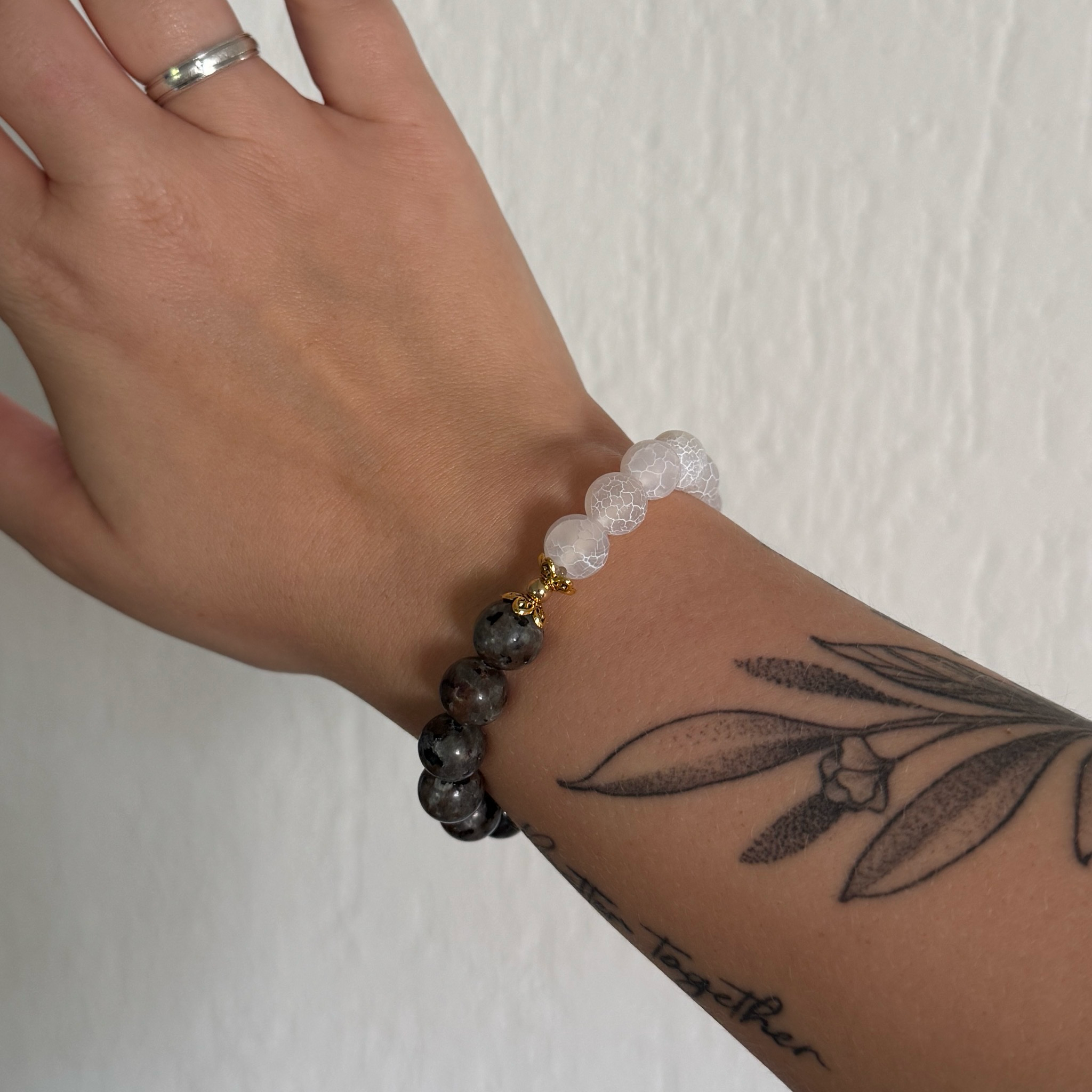 Frost & Stone – Edelstein-Armband mit Crackle-Achat & grauem Naturstein
