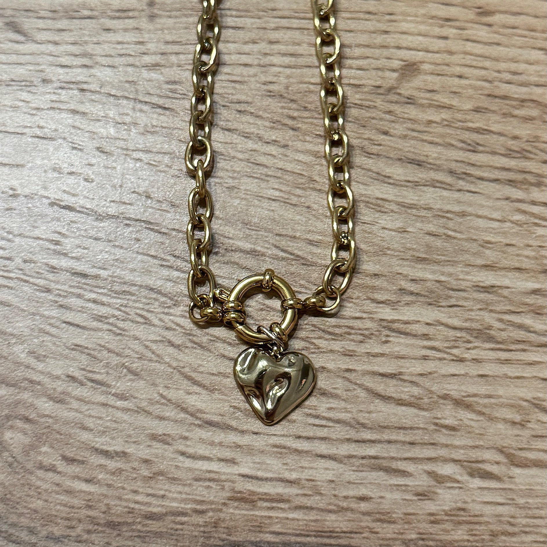 Melted Heart – Charm-Anhänger mit organischer Herzform | Gold