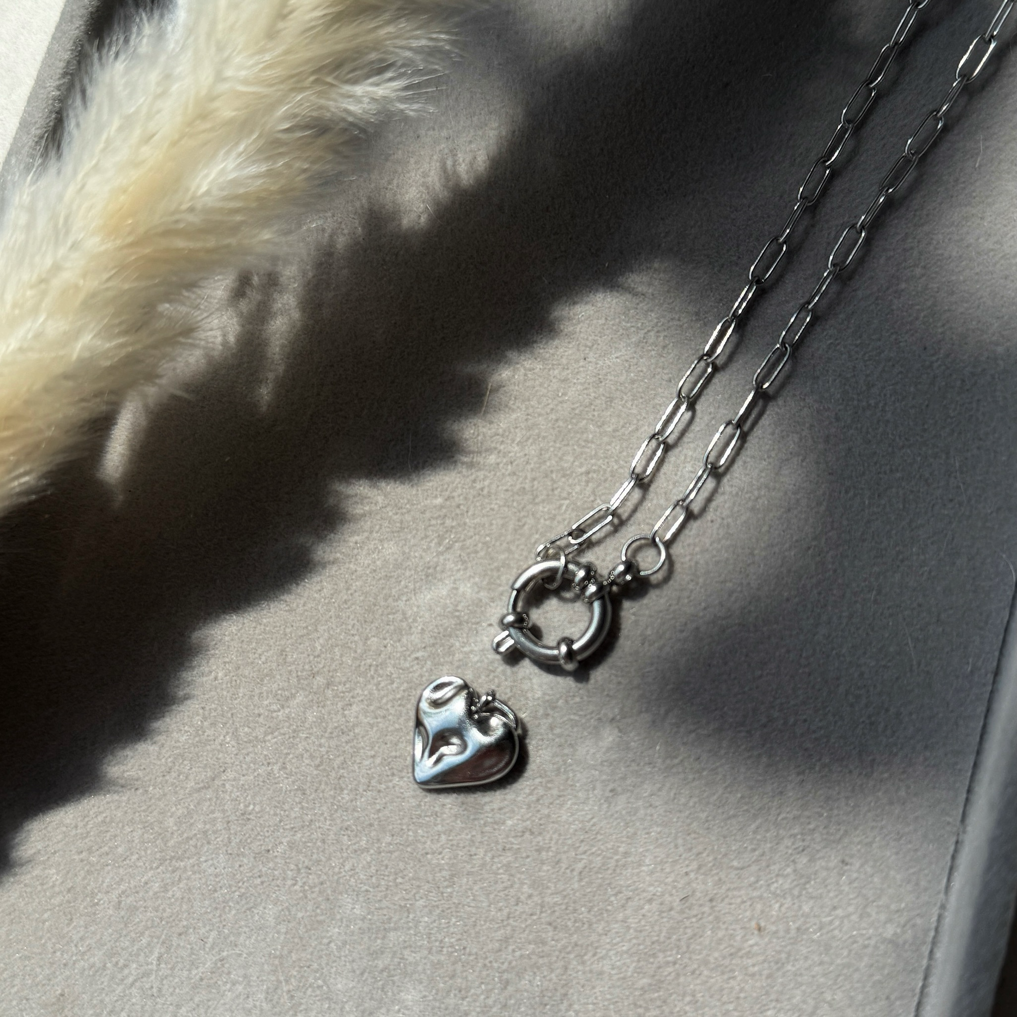 Melted Heart – Charm-Anhänger mit organischer Herzform | Silber
