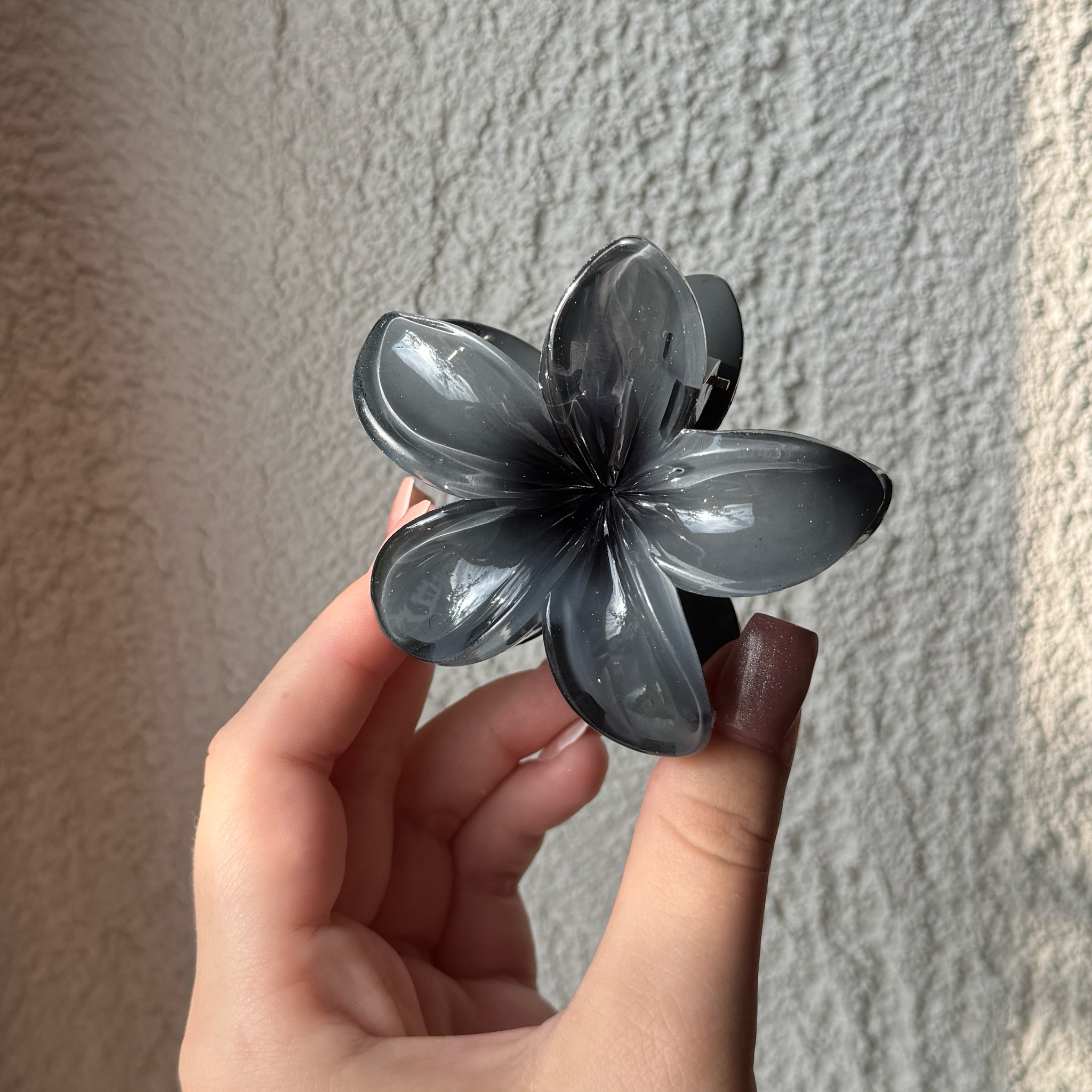 Midnight Grey Flower – Acryl-Haarspange in Blumenform