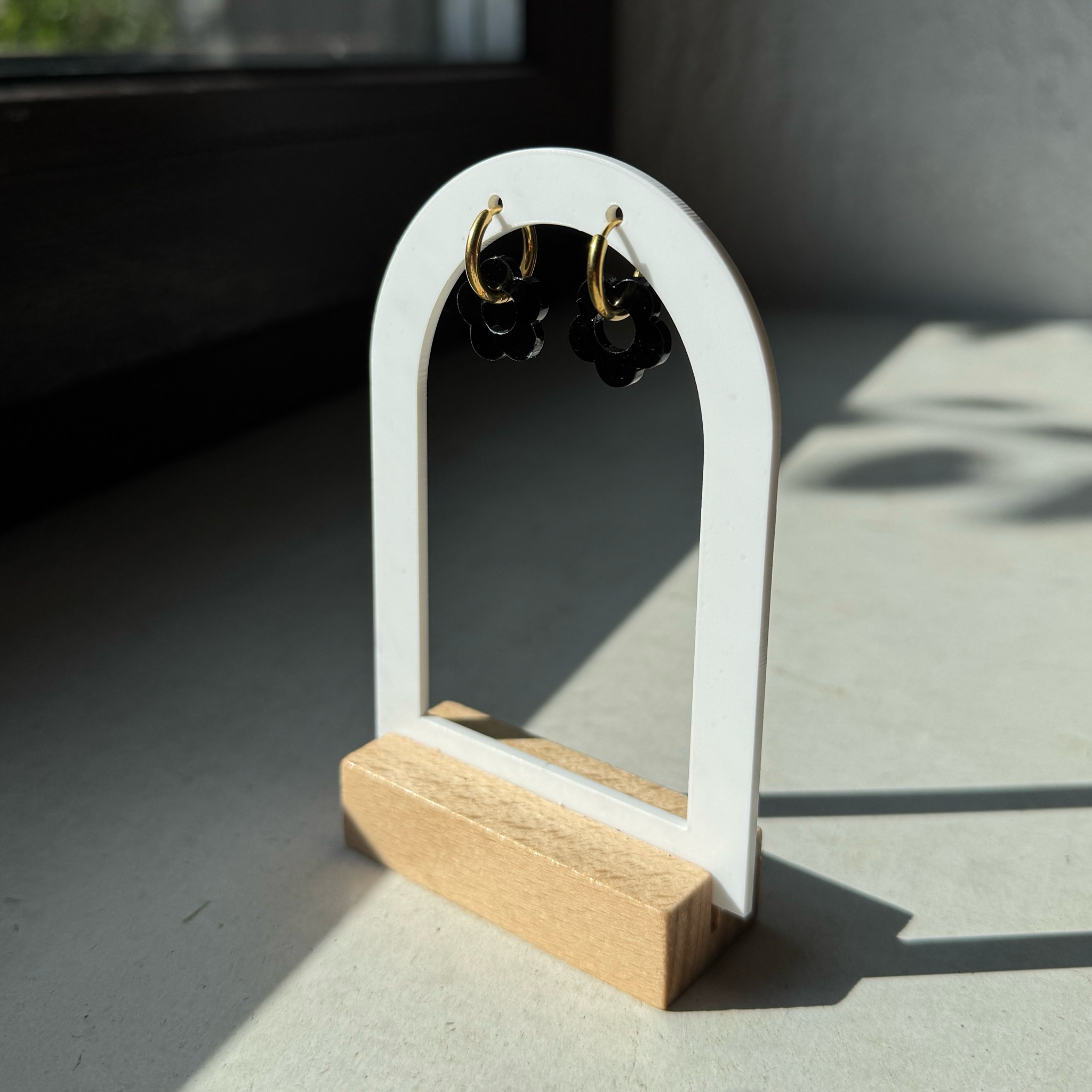 Midnight Petals – Edelstahl-Creolen mit schwarzen Acryl-Blumen | Gold