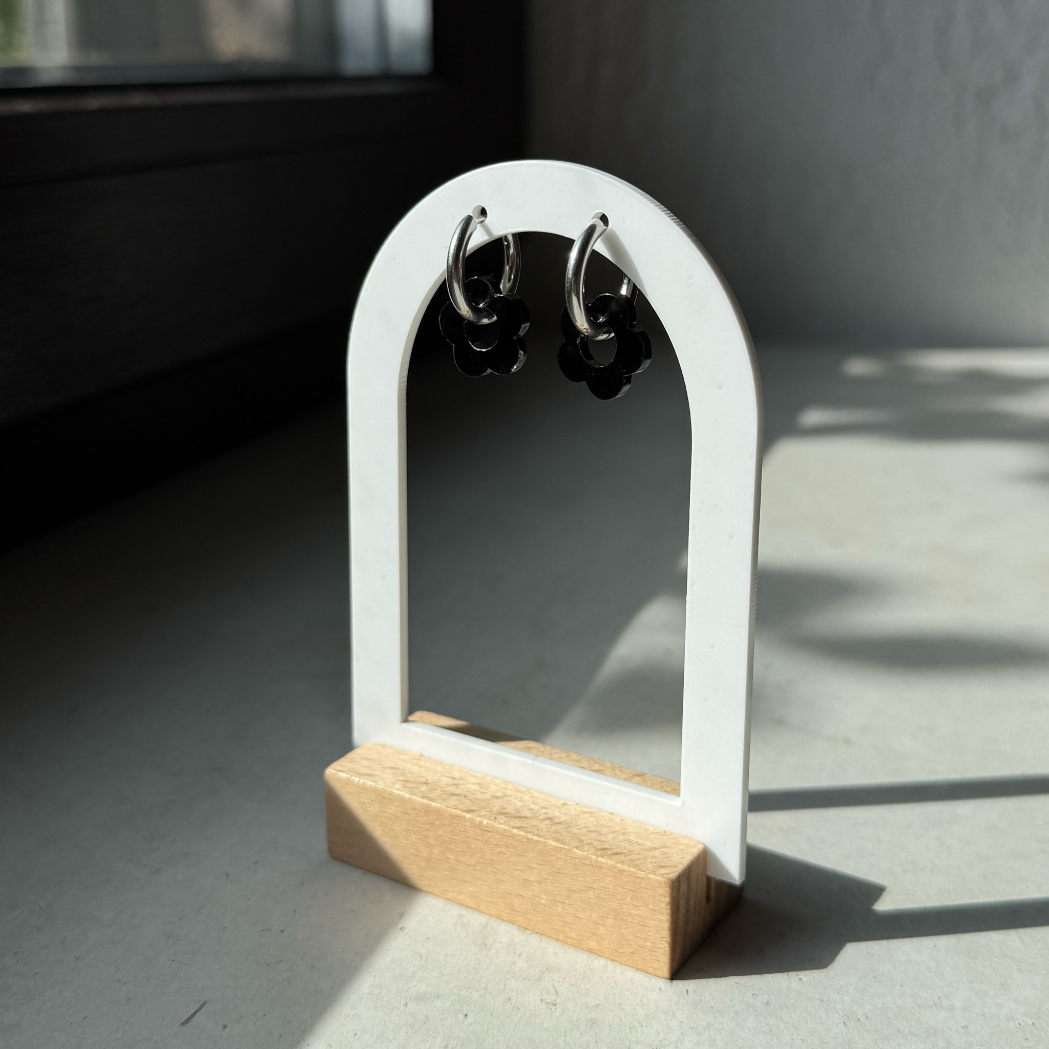 Midnight Petals – Edelstahl-Creolen mit schwarzen Acryl-Blumen | Silber