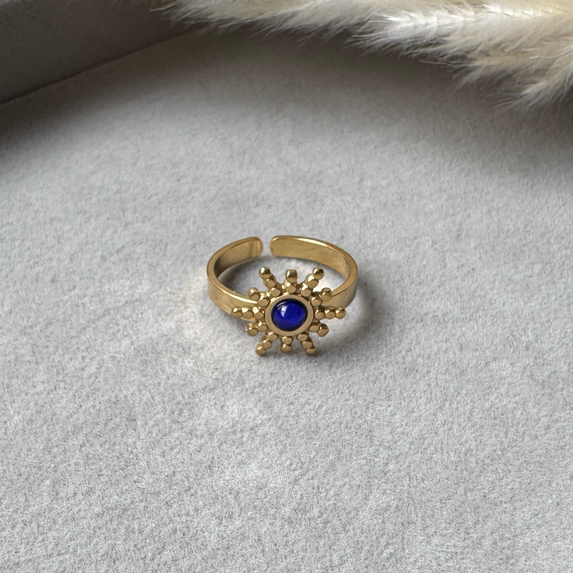 Midnight Sun – Goldener Ring mit blauer Sonne